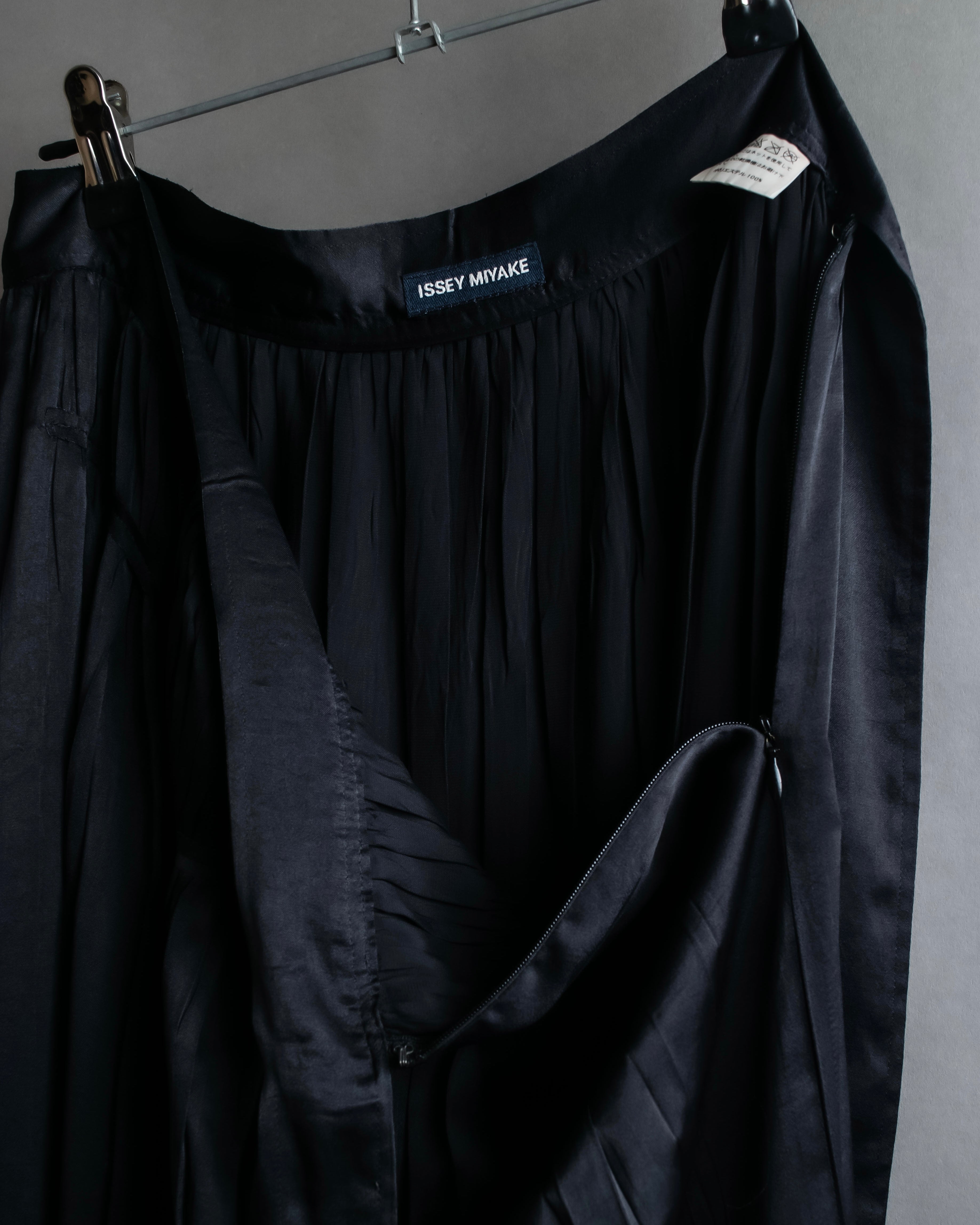 "ISSEY MIYAKE" Ribbon belt design pleats skirt