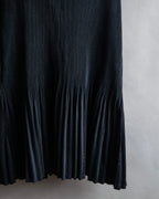 "PLEATS PLEASE ISSEY MIYAKE"
Narrow pleated sleeveless dress