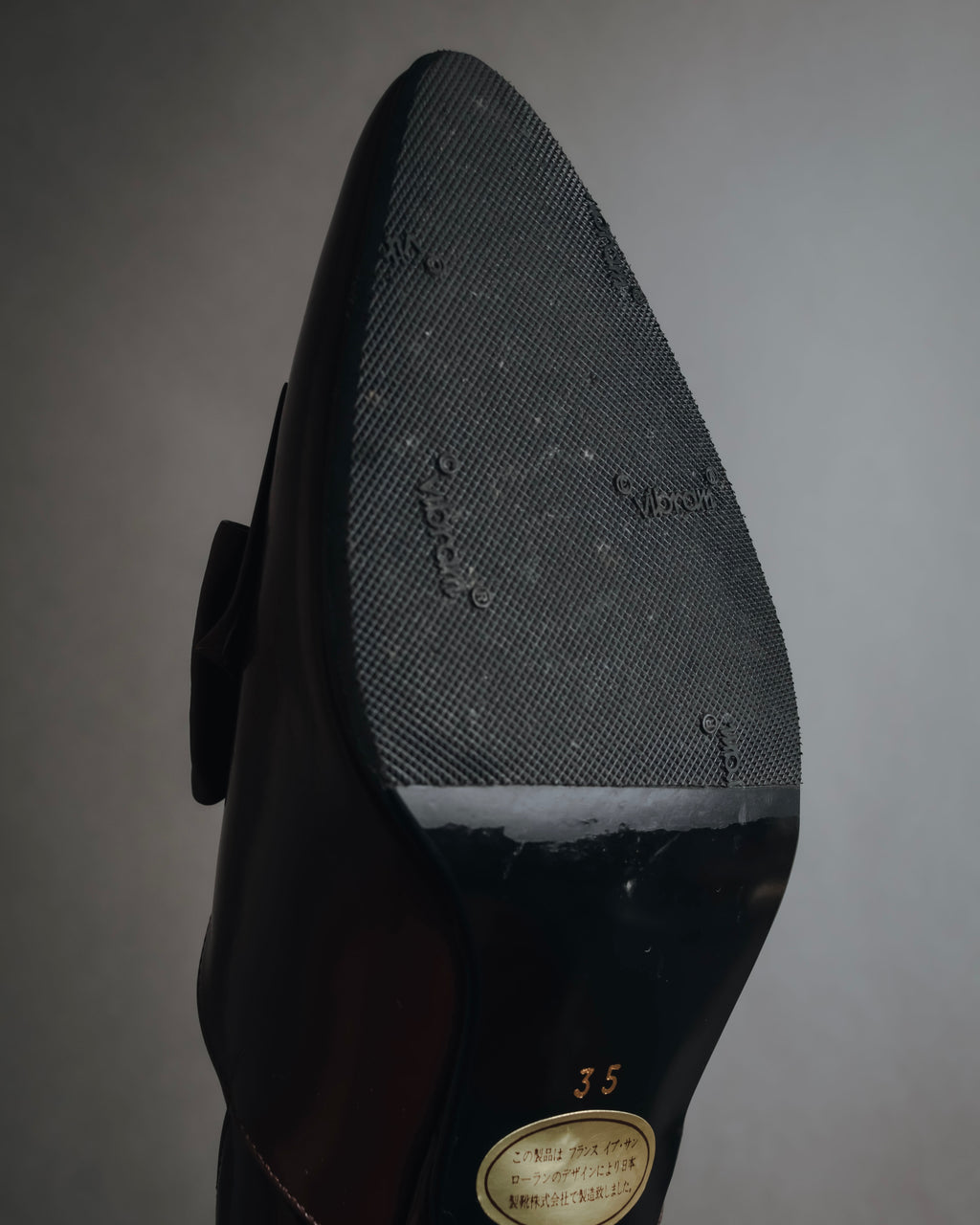 "YVES SAINT LAURENT" Elegant ribbon leather pumps