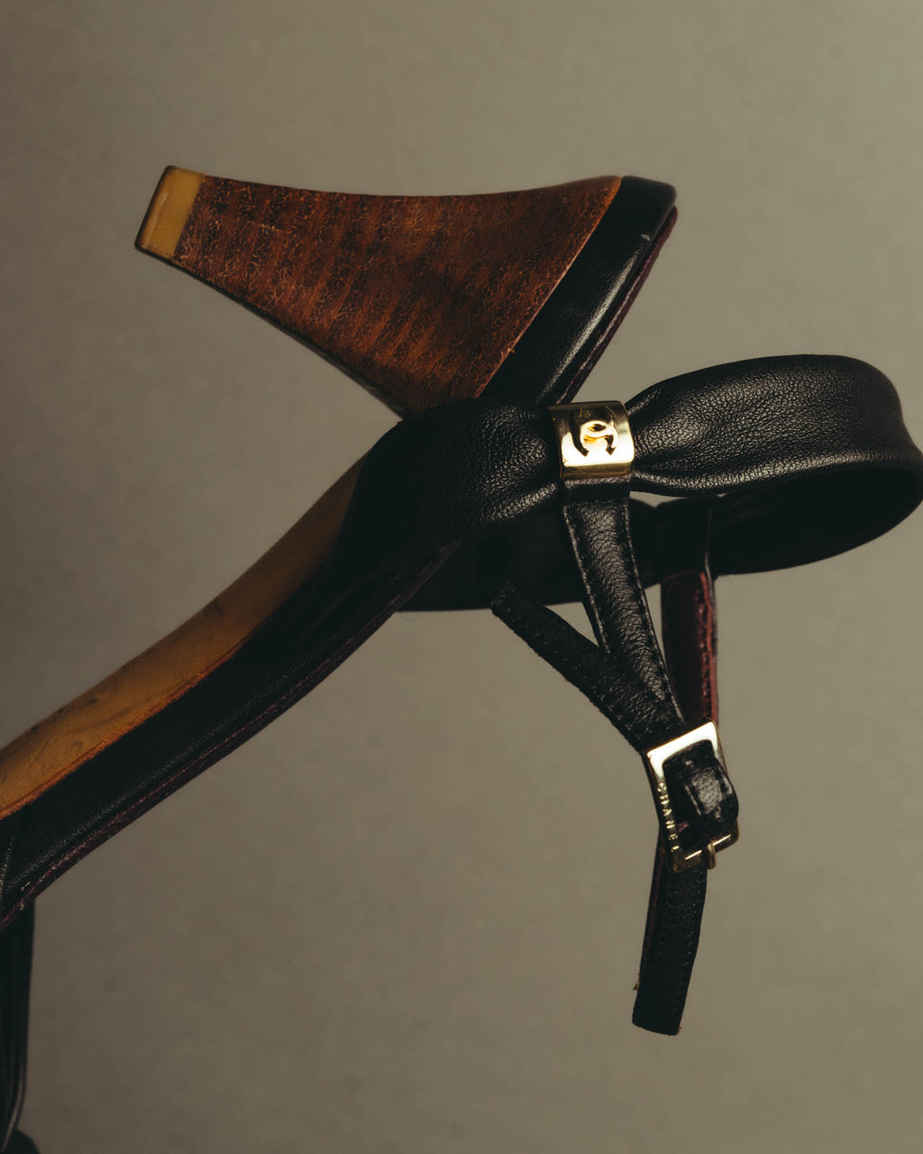 "CHANEL" 90's-00's Bow leather ankle strap sandals