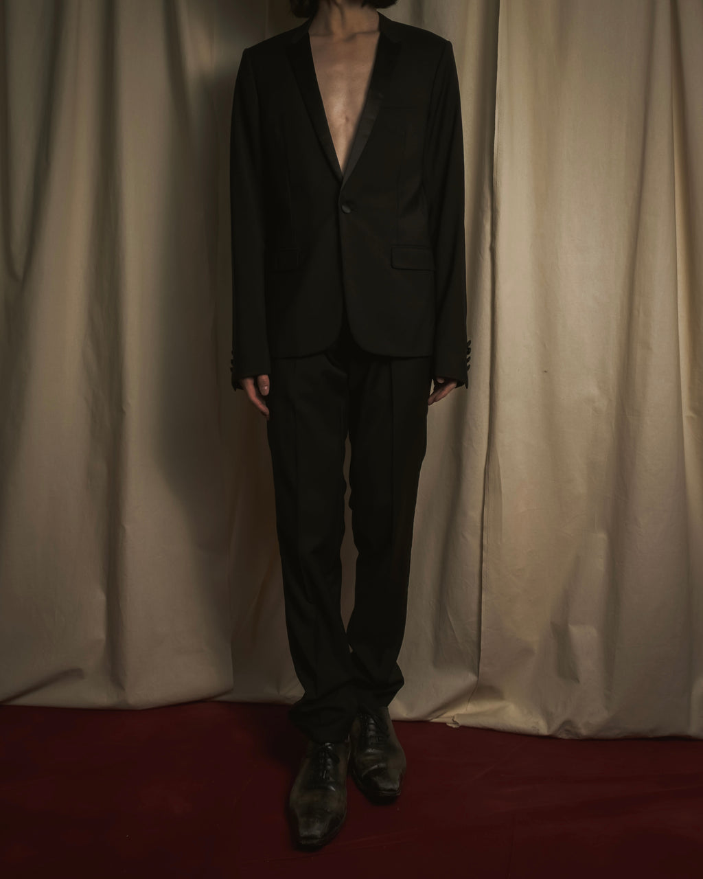 迪奥男士克里斯·范·阿谢设计的缎面领结礼服套装