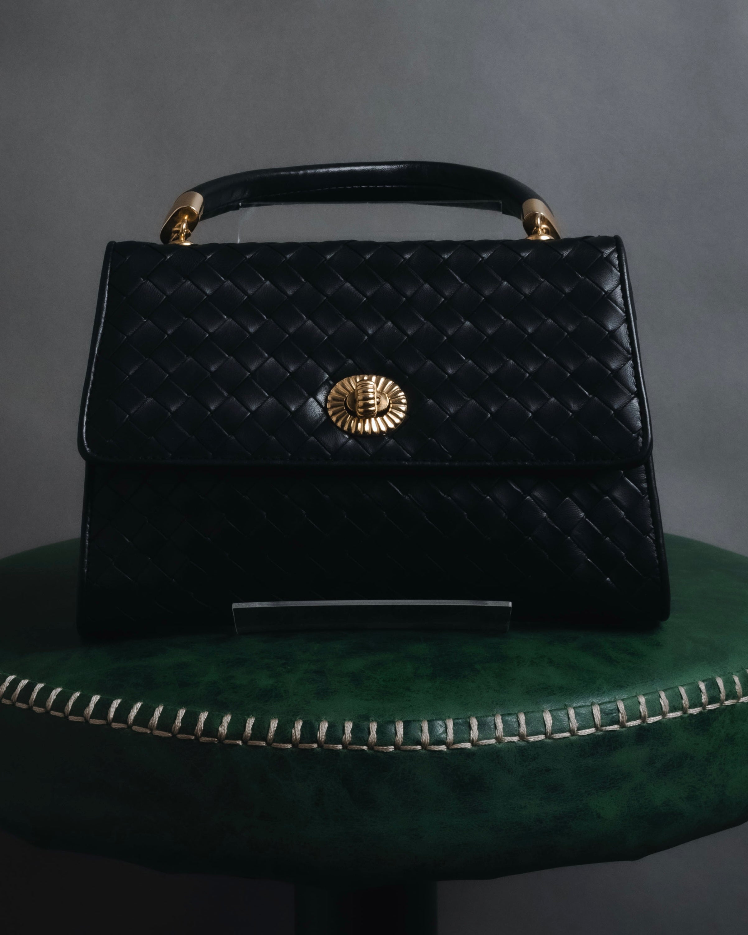 –SPECIAL– "BOTTEGA VENETA"
Late 80s–Early 90s Intrecciato trapezoid leather bag