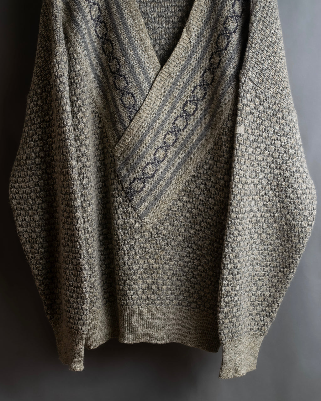 "Vintage geometric pattern V-neck knit"