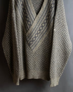 "Vintage geometric pattern V-neck knit"