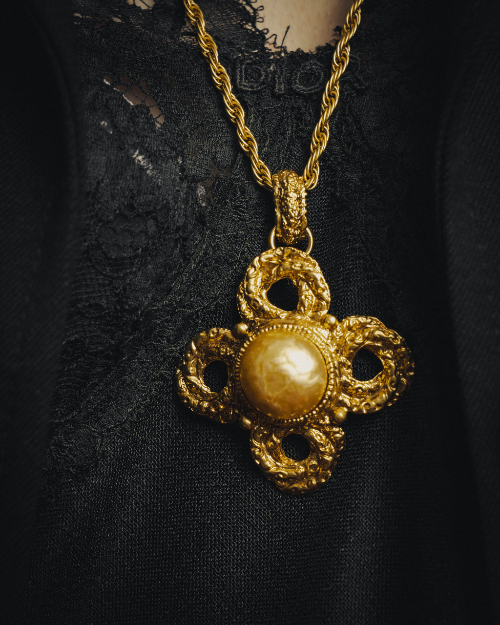 -SPECIAL- "YVES SAINT LAURENT" 80's-90's Baroque pearl textured gold pendant necklace