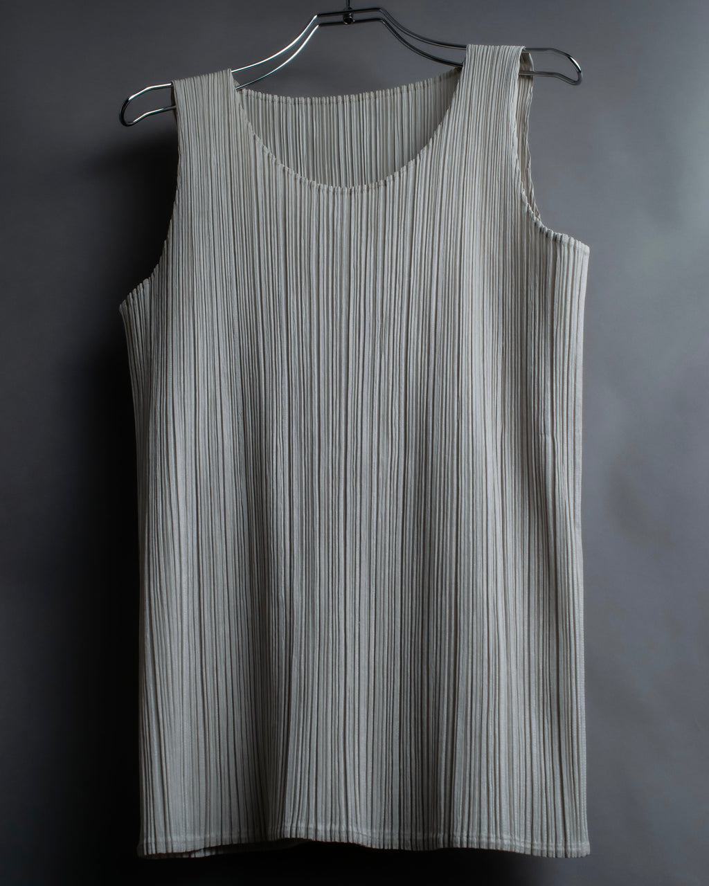 "PLEATS PLEASE ISSEY MIYAKE" Off-white tank top
