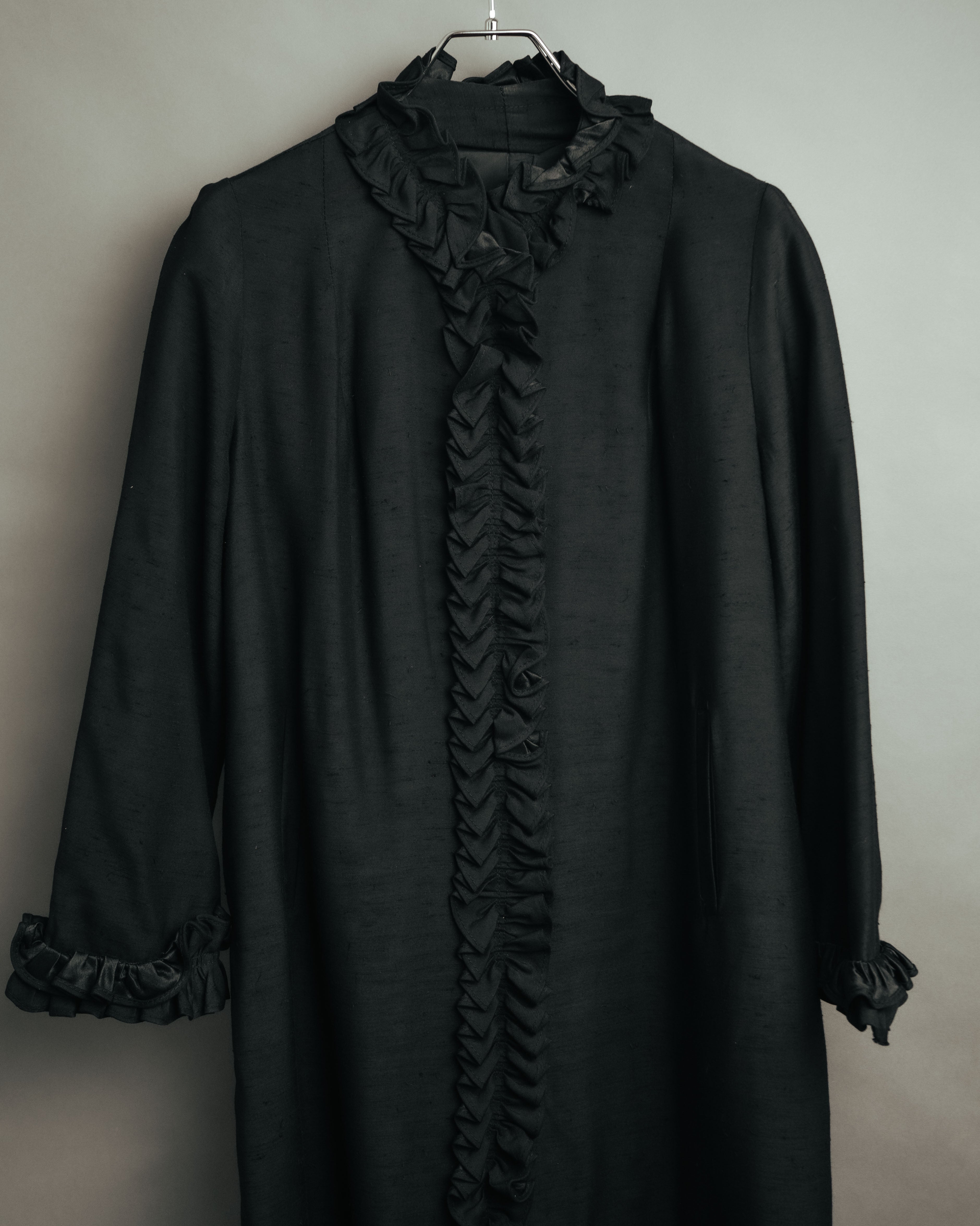 -MOOD Vintage Collections-
80’s-90’s Ruffle detail black long coat