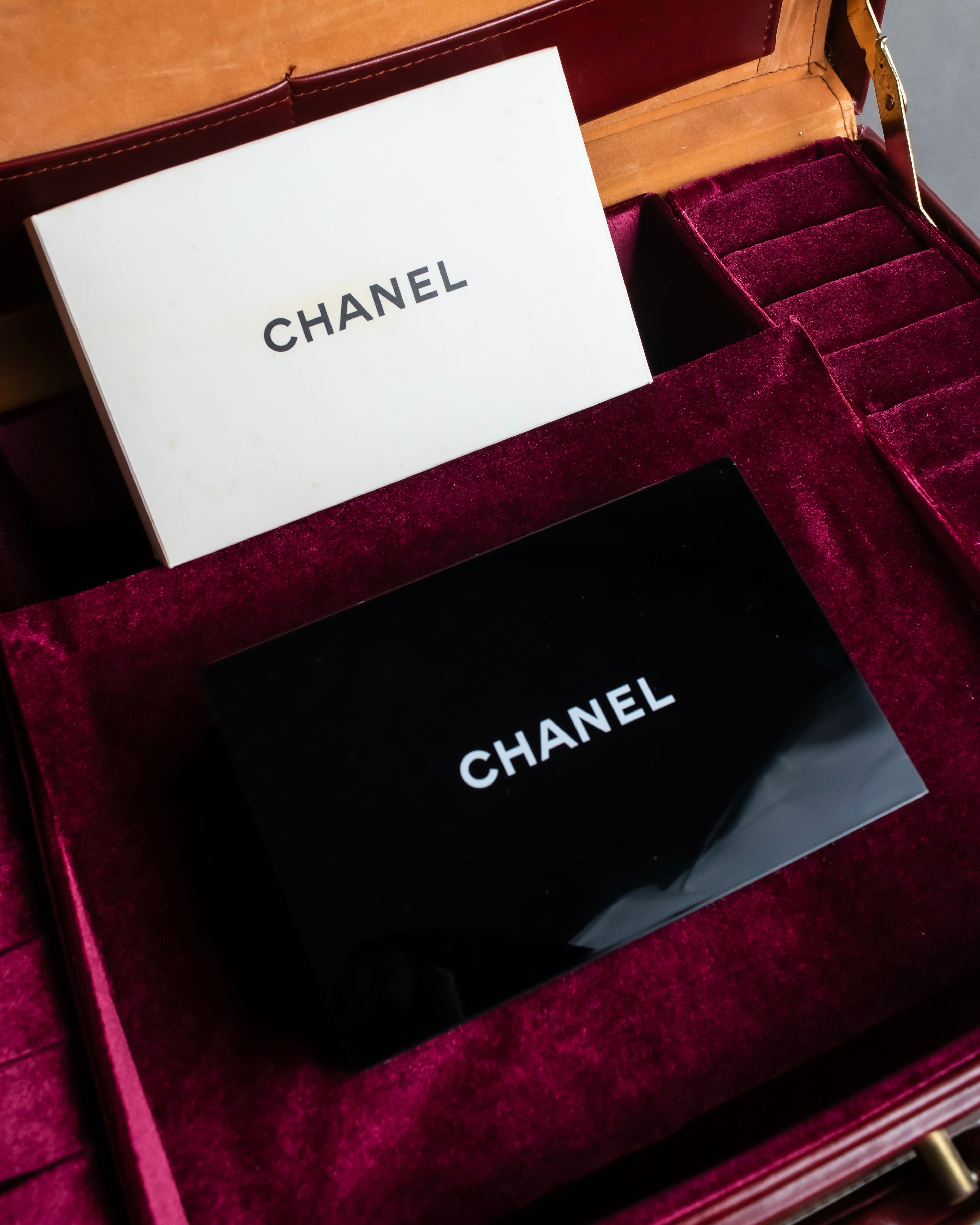 "CHANEL" Logo engraved black lacquer mirror jewelry case