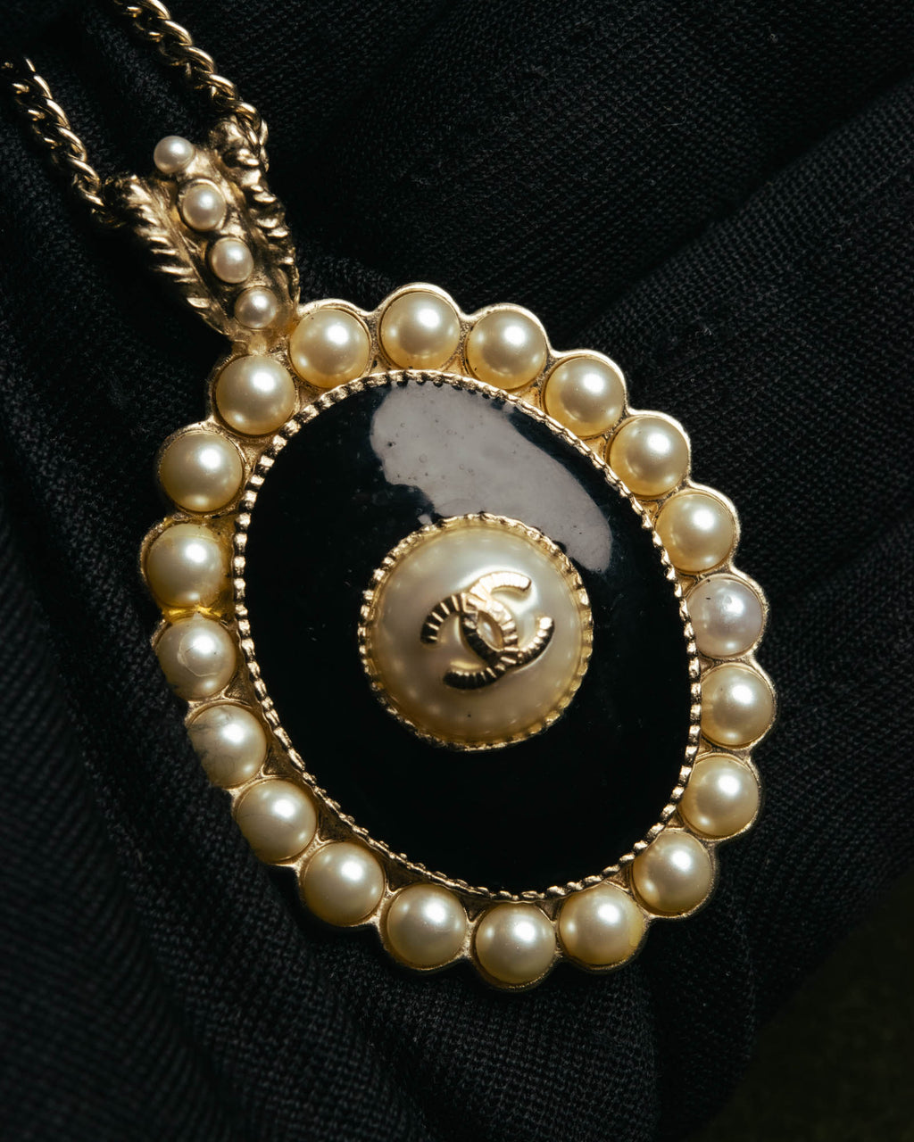 -SPECIAL- “CHANEL” 2017 Cruise Collection Pearl trimmed black pendant necklace