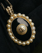 -SPECIAL- “CHANEL” 2017 Cruise Collection Pearl trimmed black pendant necklace