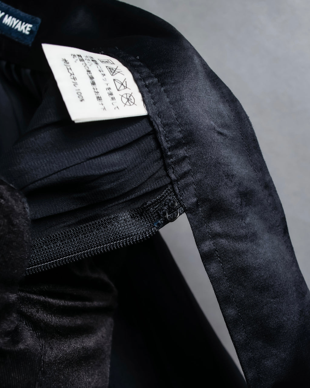 "ISSEY MIYAKE" Ribbon belt design pleats skirt