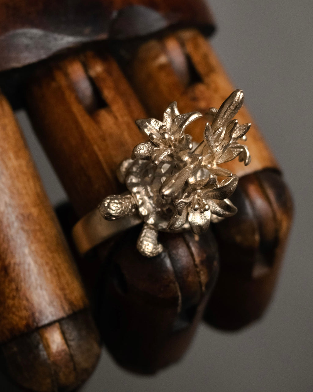 “DIOR” 2010’s sculptural turtle floral motif ring
