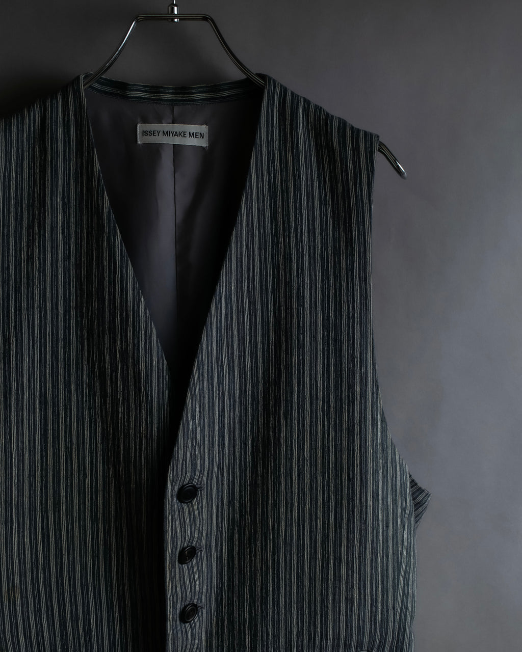 "ISSEY MIYAKE MEN" Random stripe pattern V-neck vest
