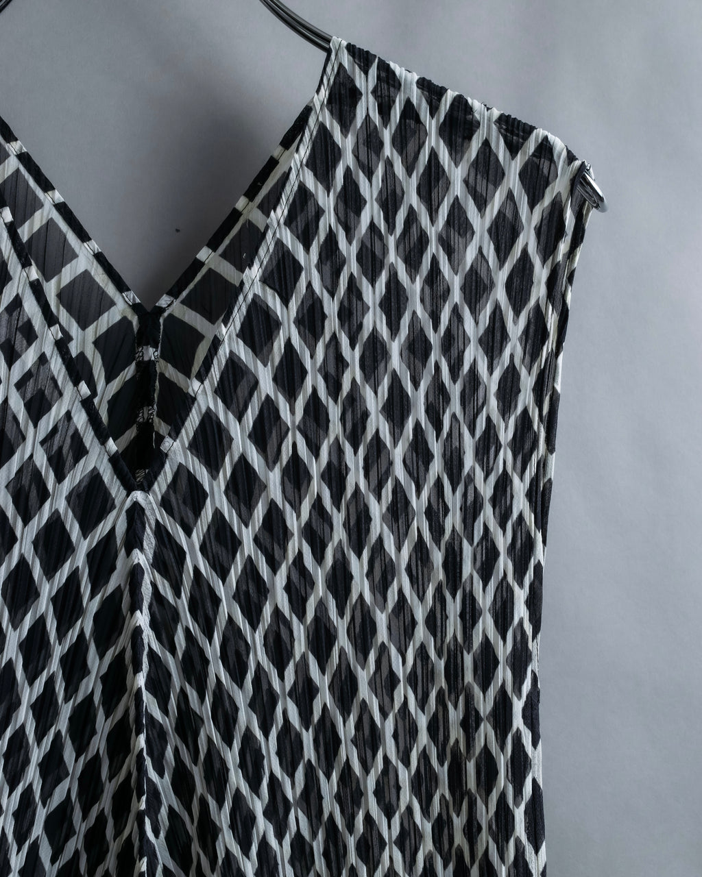 "ISSEY MIYAKE White label"
 Tailcoat design sleeveless dress