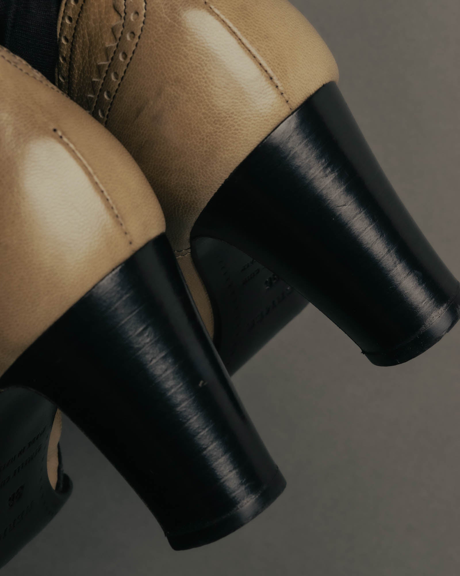 "HERMÈS" 80's-90's Classic bi-color leather tassel brogue pumps