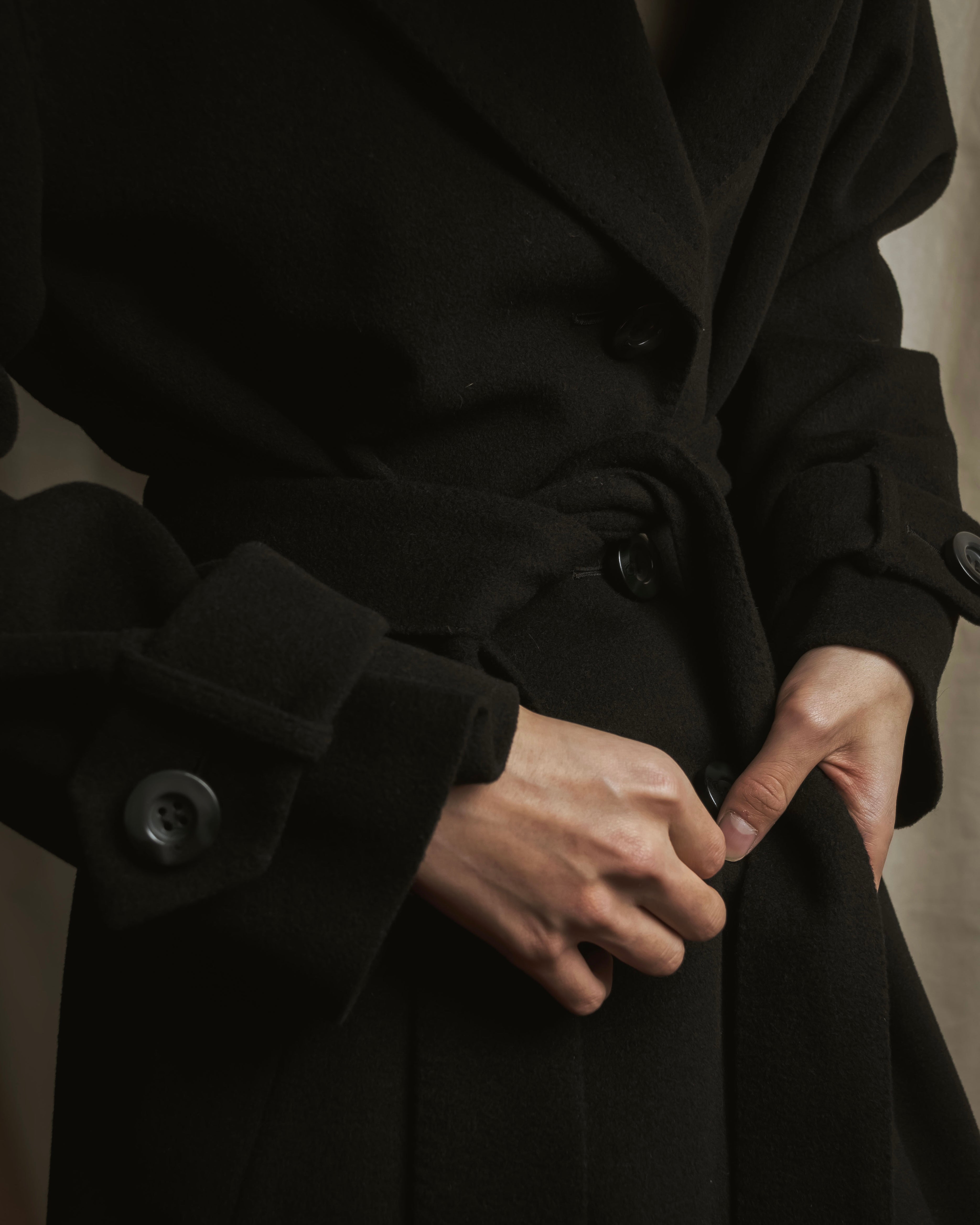 Abrigo envolvente con cinturón de los años 90 de Christian Dior