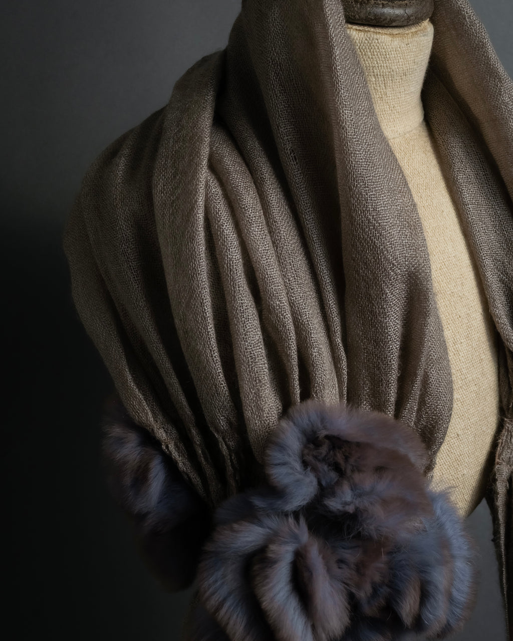 "FENDI" 04-10's Petal motif fur docking long muffler