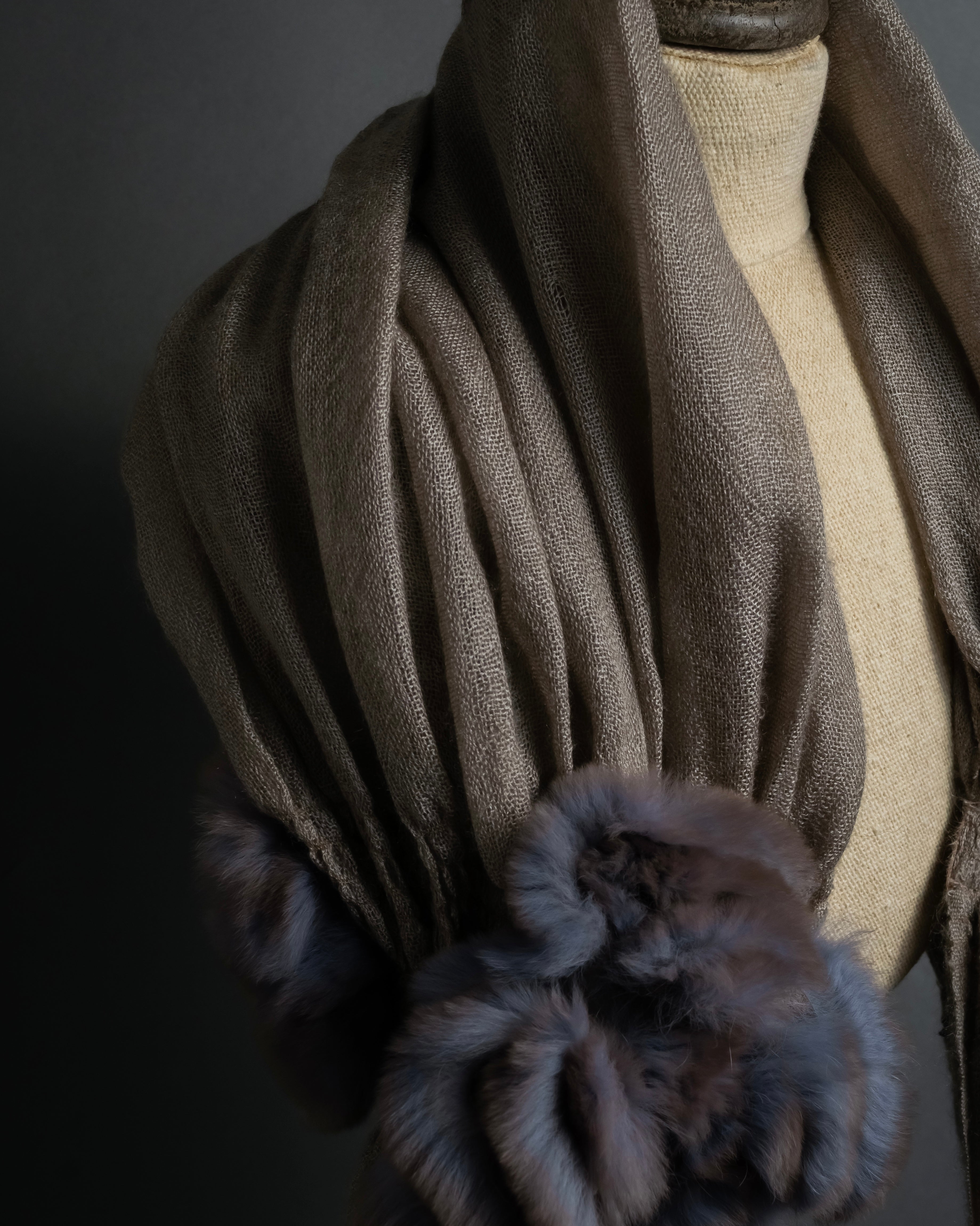 "FENDI" 04-10's Petal motif fur docking long muffler