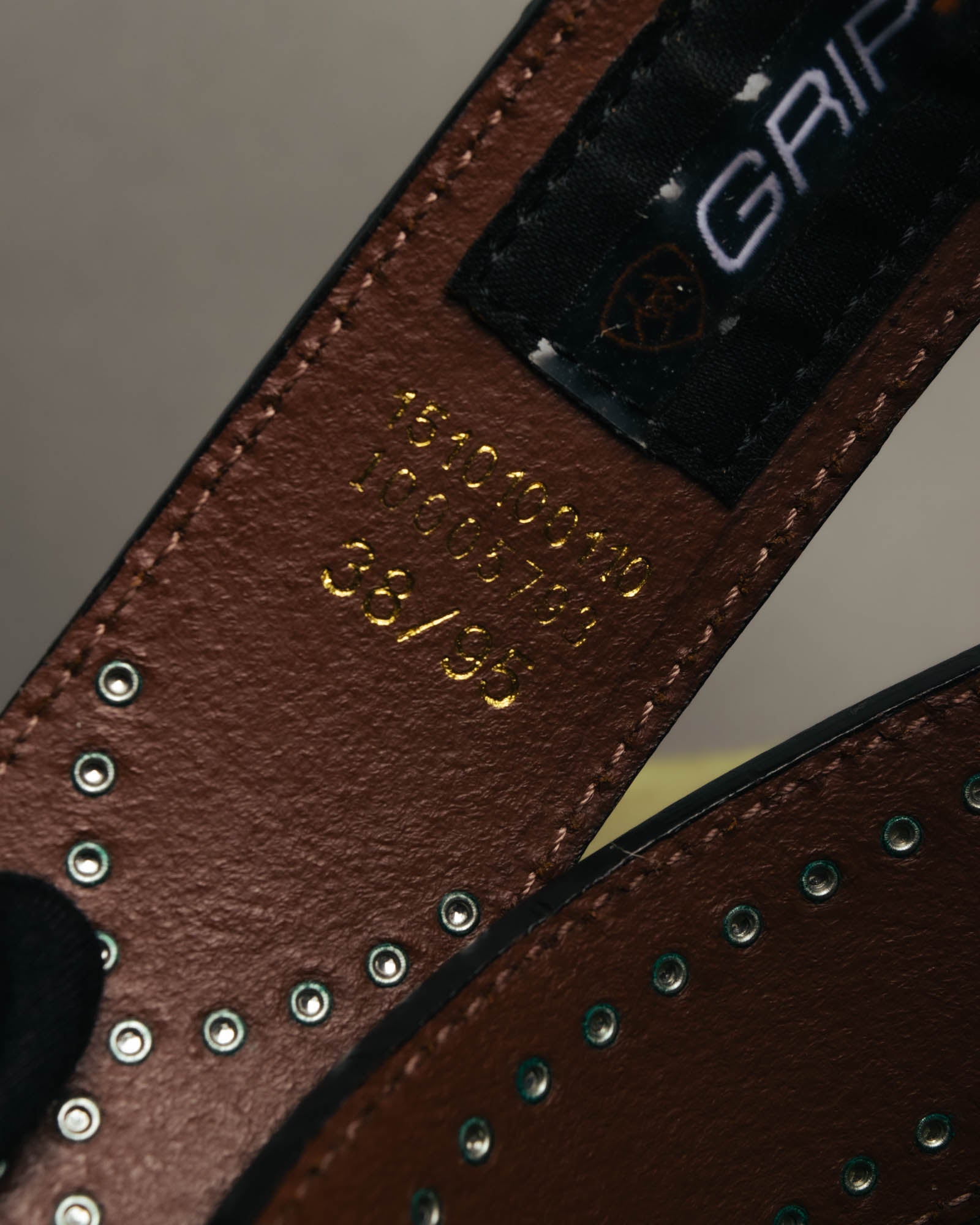 "ARIAT" 00's-10's Studded tooled leather western belt