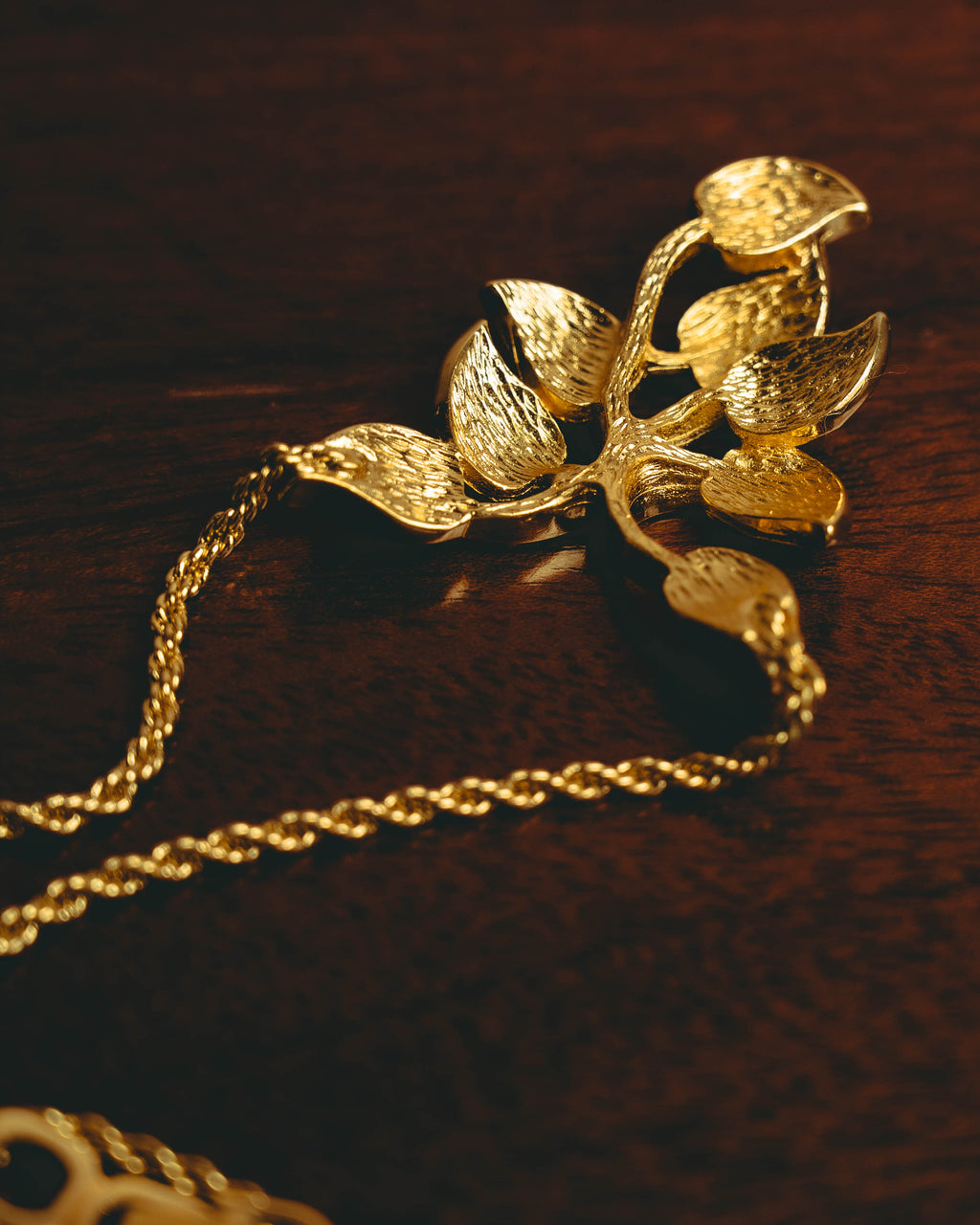 -SPECIAL- “Christian Dior” 80’s-90’s Vintage botanical leaf rhinestone pendant necklace