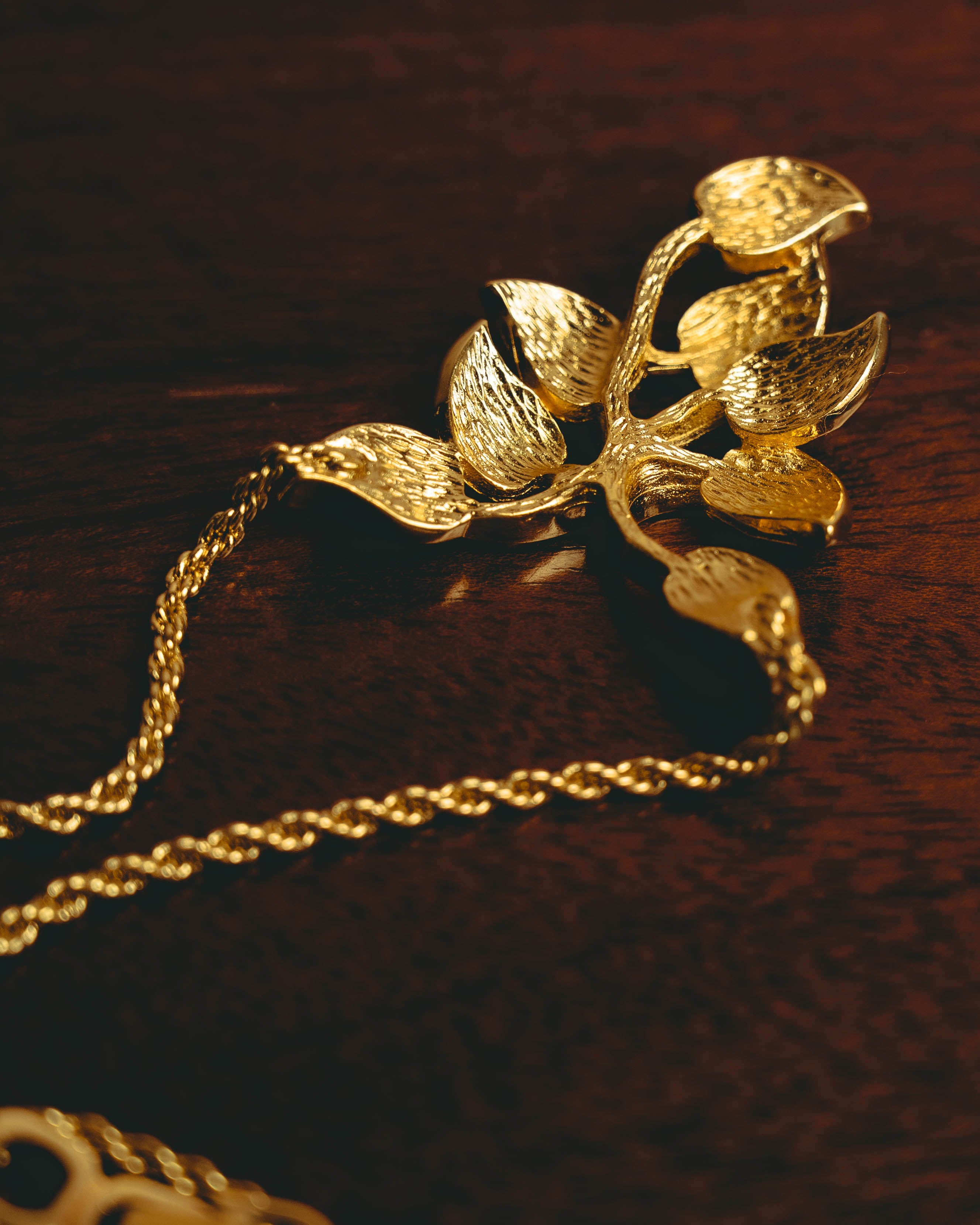 -SPECIAL- “Christian Dior” 80’s-90’s Vintage botanical leaf rhinestone pendant necklace