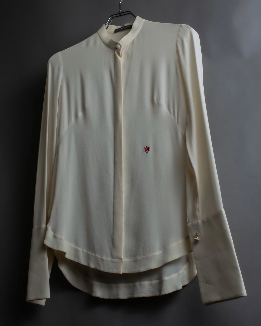 Camisa de seda con bordado en forma de logotipo "Alexandar McQueen" sin cuello