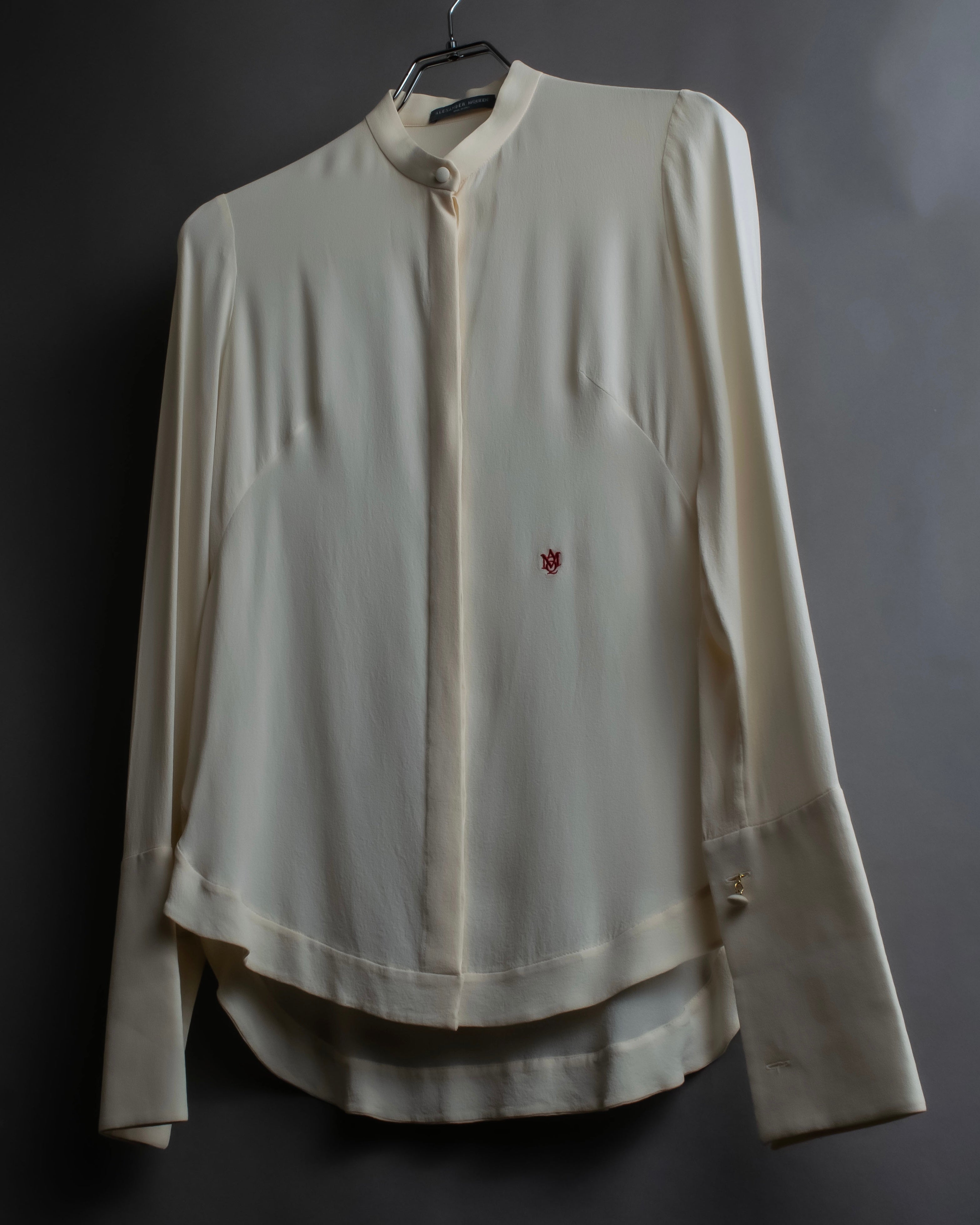 Camisa de seda con bordado en forma de logotipo "Alexandar McQueen" sin cuello