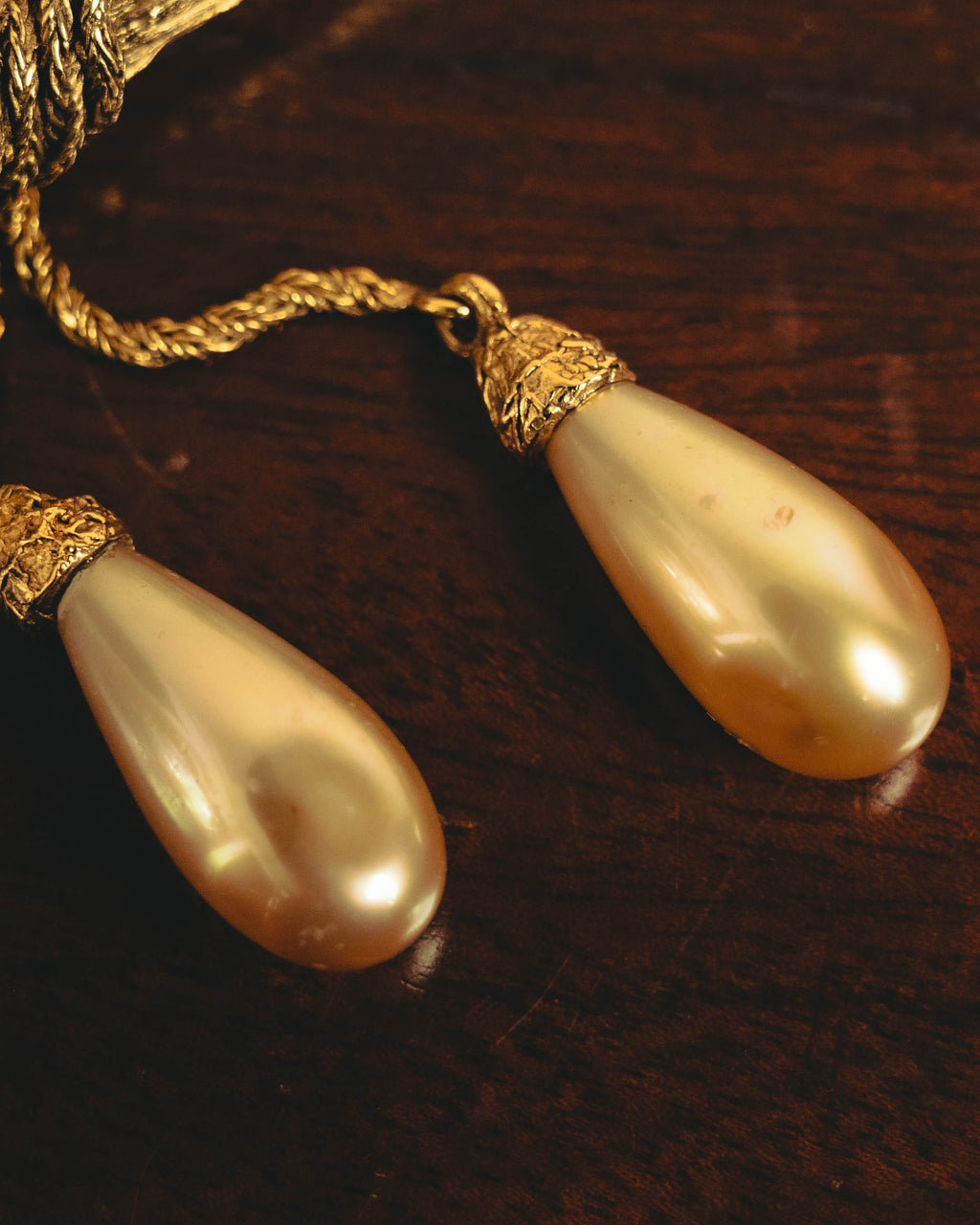 "CHANEL" 70's Sculptural faux pearl brooch