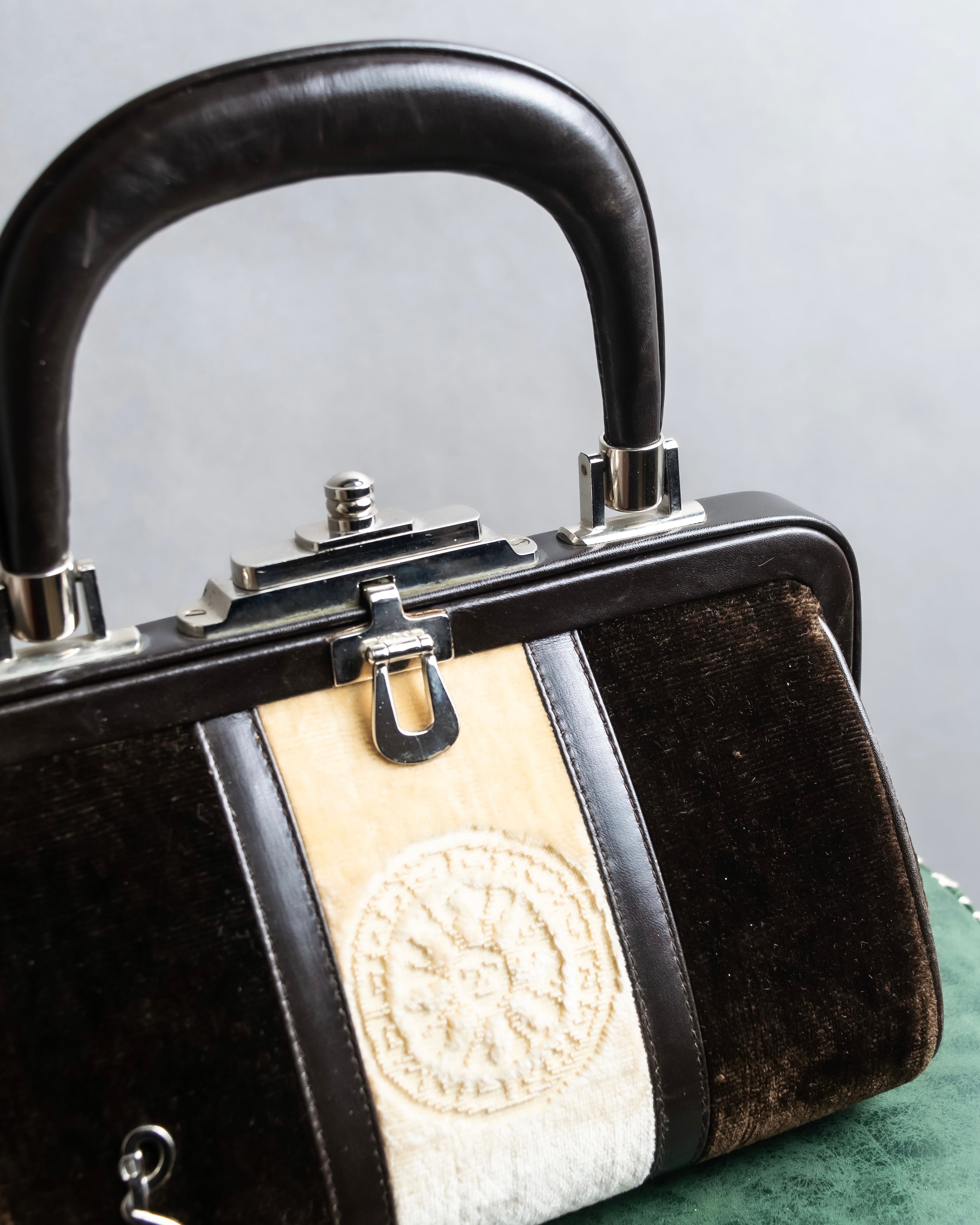 "Roberta Di Camerino"
 Velvet combination design hand bag