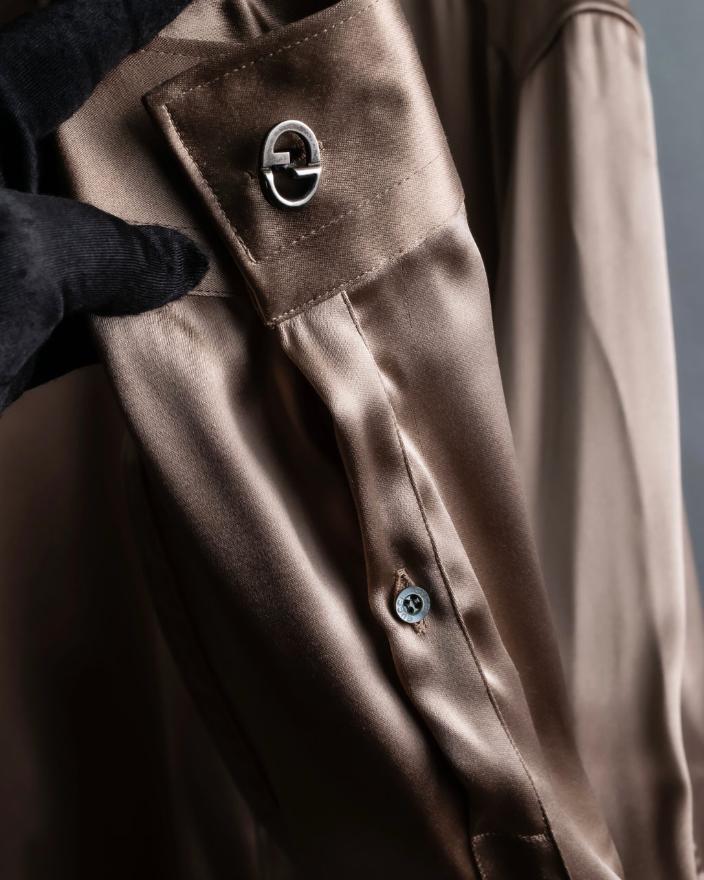 "GUCCI" Ecru beige glossy wide collar shirt