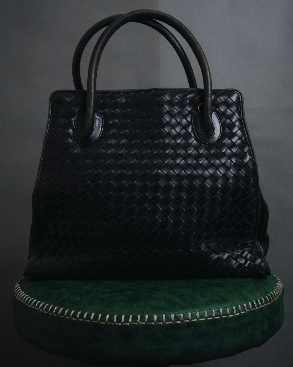 –SPECIAL– "BOTTEGA VENETA"
90’s-00’s intrecciato trapezoid handle bag