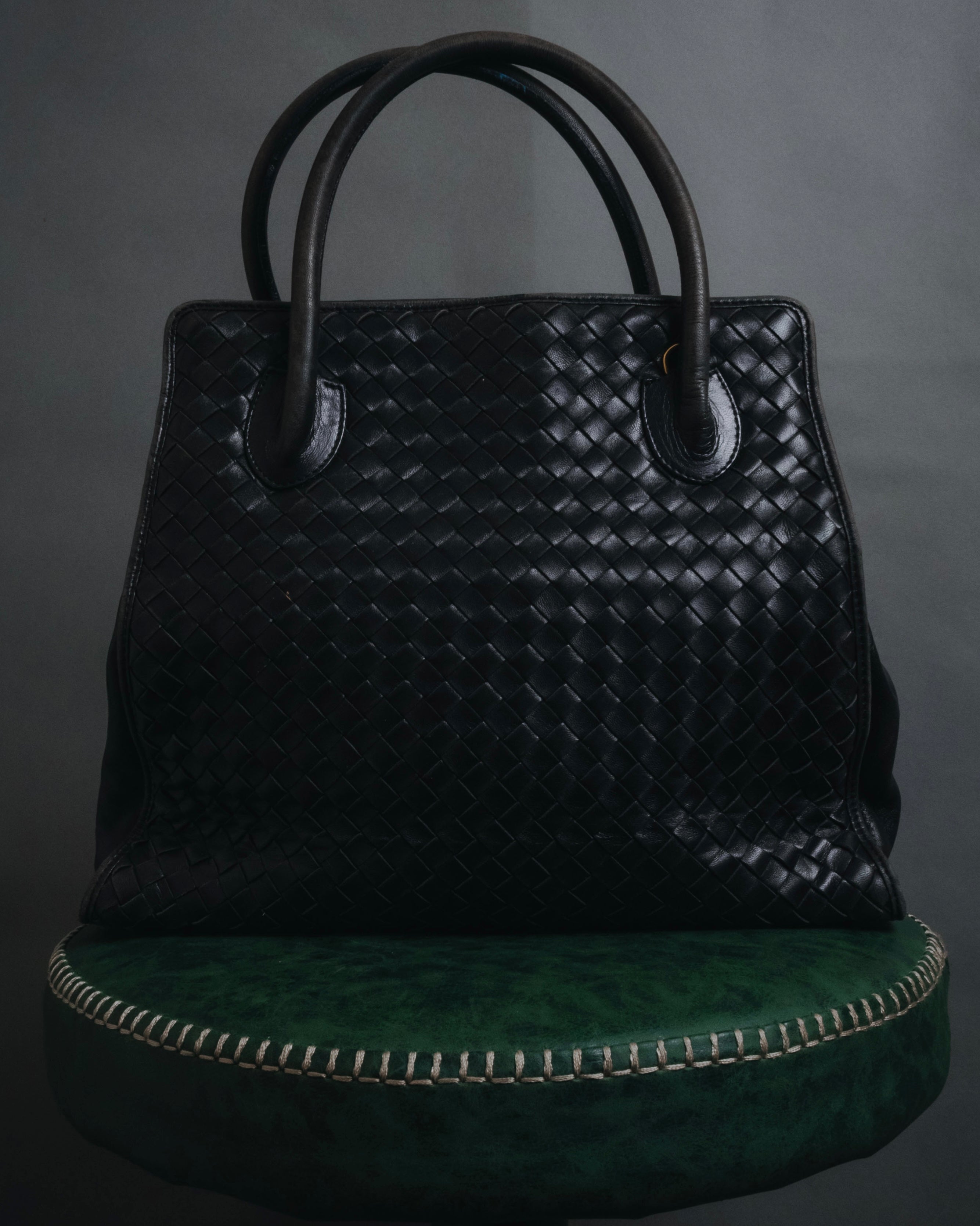 –SPECIAL– "BOTTEGA VENETA"
90’s-00’s intrecciato trapezoid handle bag