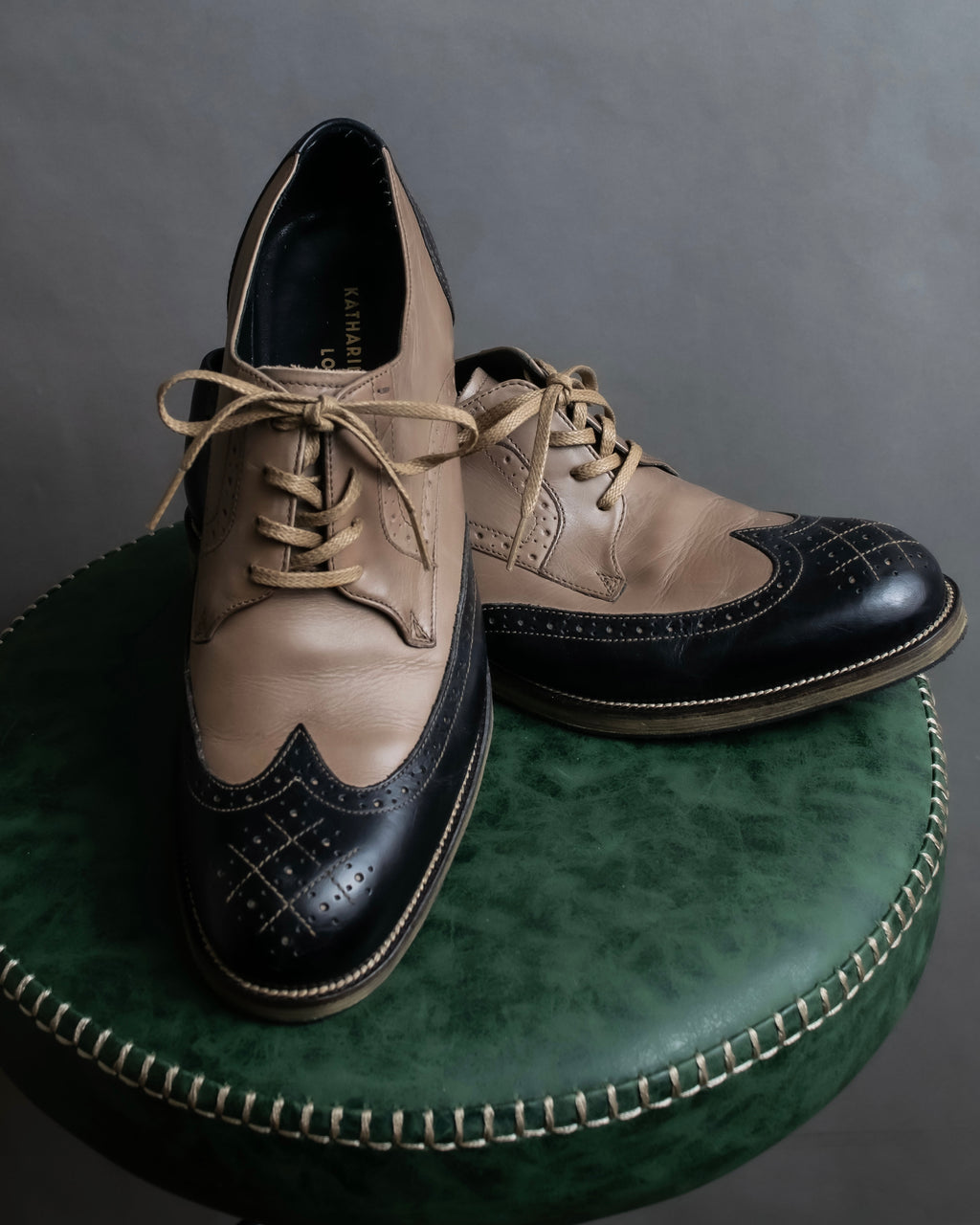 "KATHARINE HAMNETT" Wingtip design bicolor leather shoes