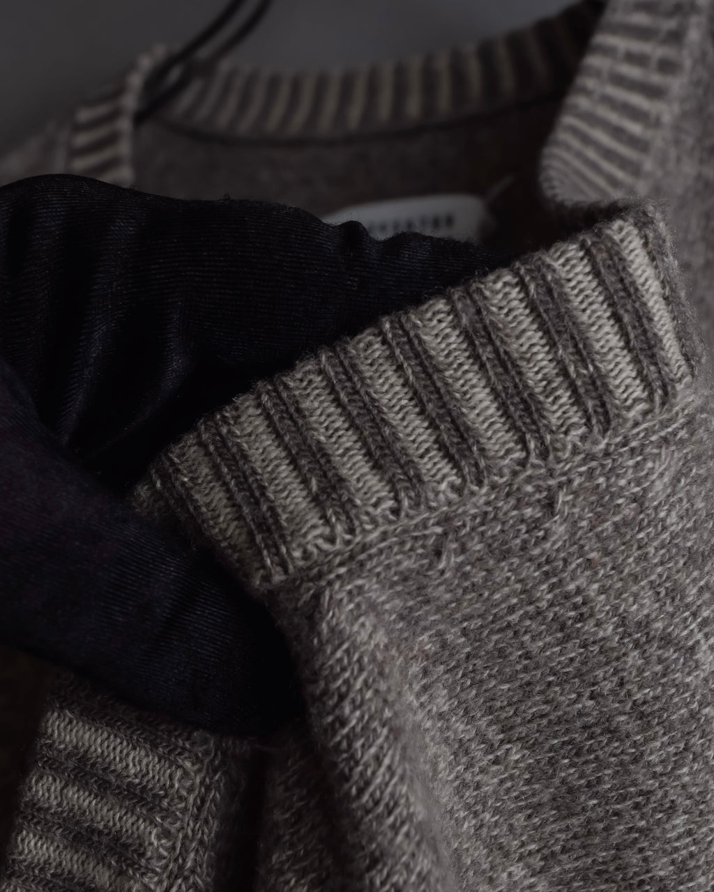 "MAISON MARGIELA" 13AW Patch accented low gauge wool cardigan