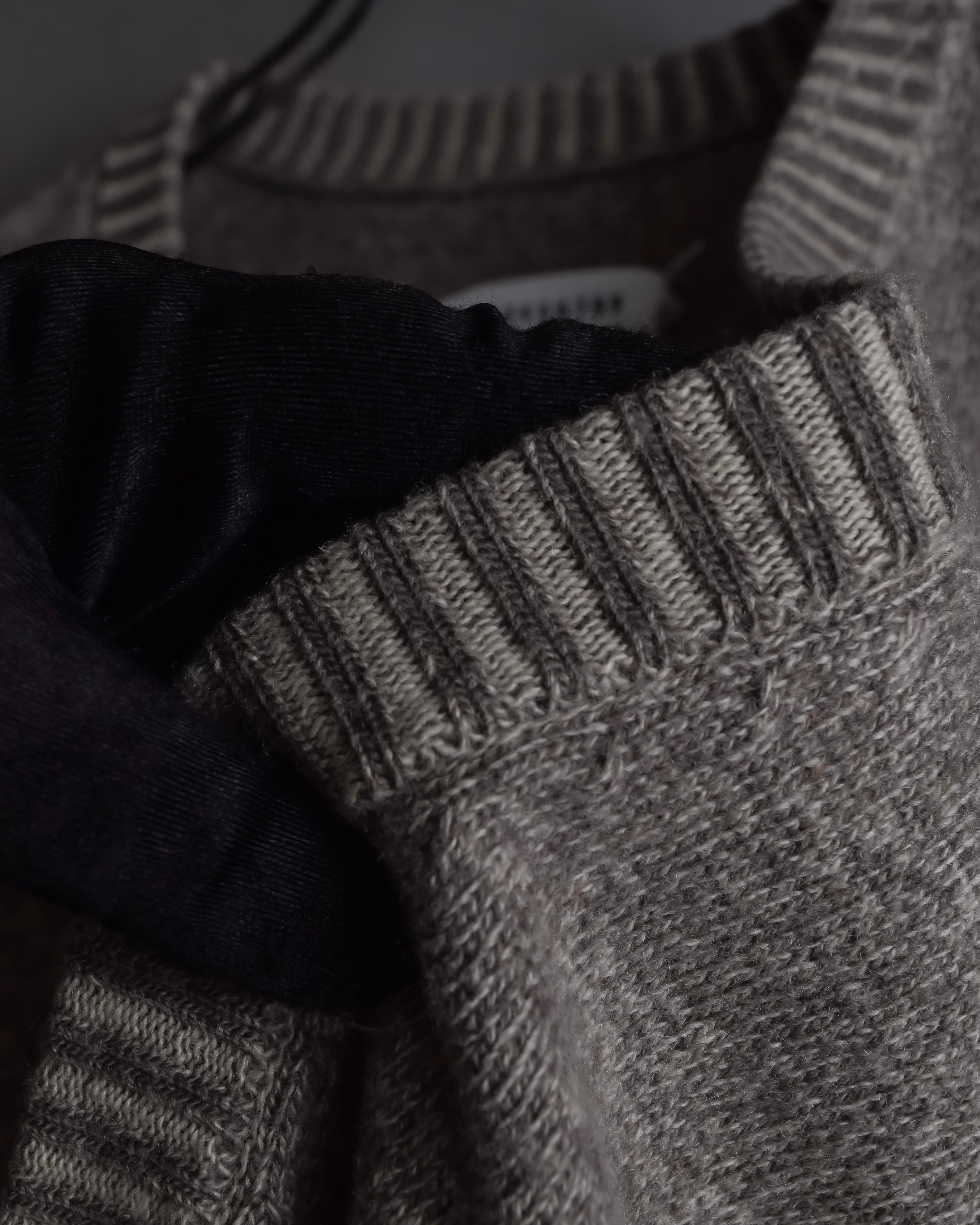 "MAISON MARGIELA" 13AW Patch accented low gauge wool cardigan