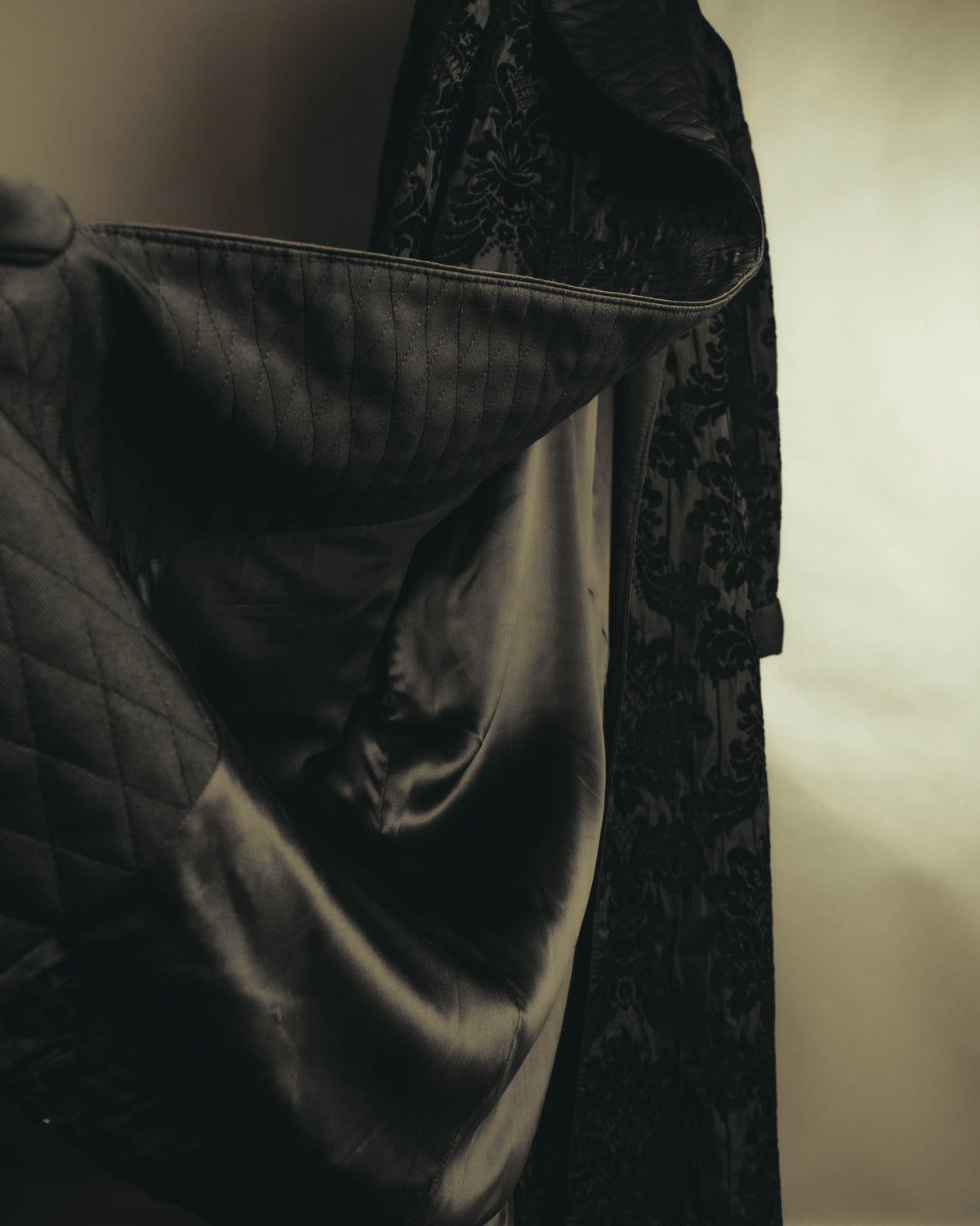 “DOLCE&GABBANA” Late 2010’s-early 2020’s Baroque jacquard belted robe coat