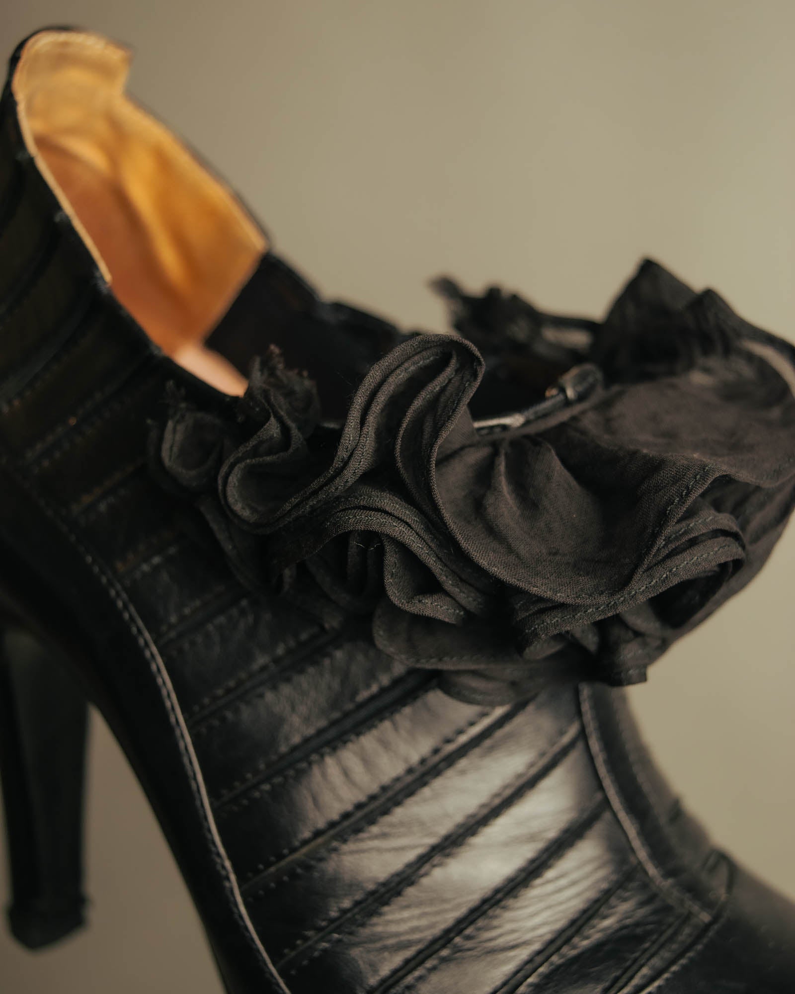 -SPECIAL- “CHANEL“ 2005-06 Paris-New York ruffle leather pumps