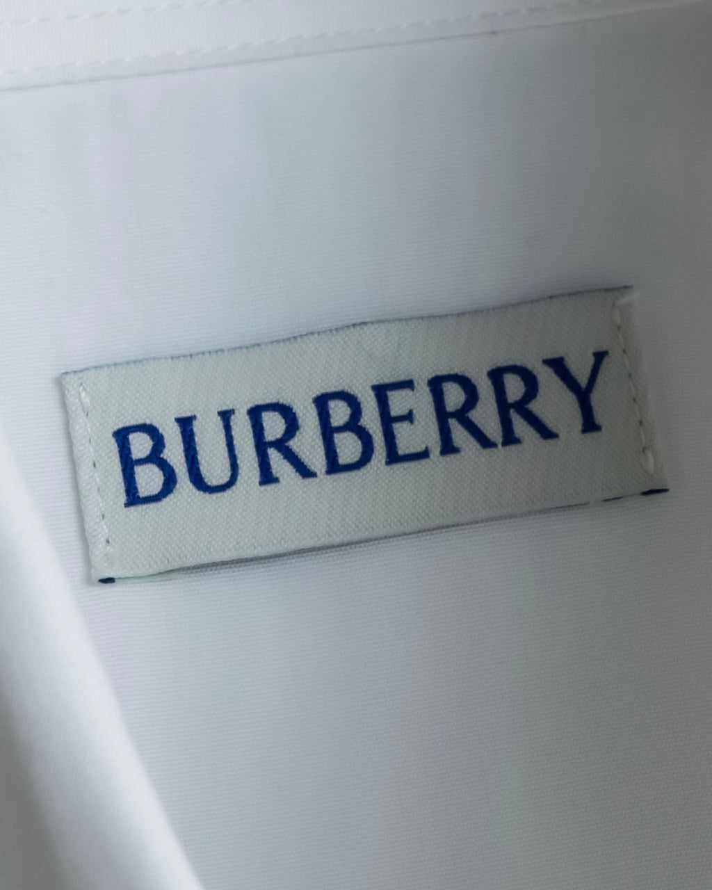 "BURBERRY" Wide collar embroidered emblem white shirt