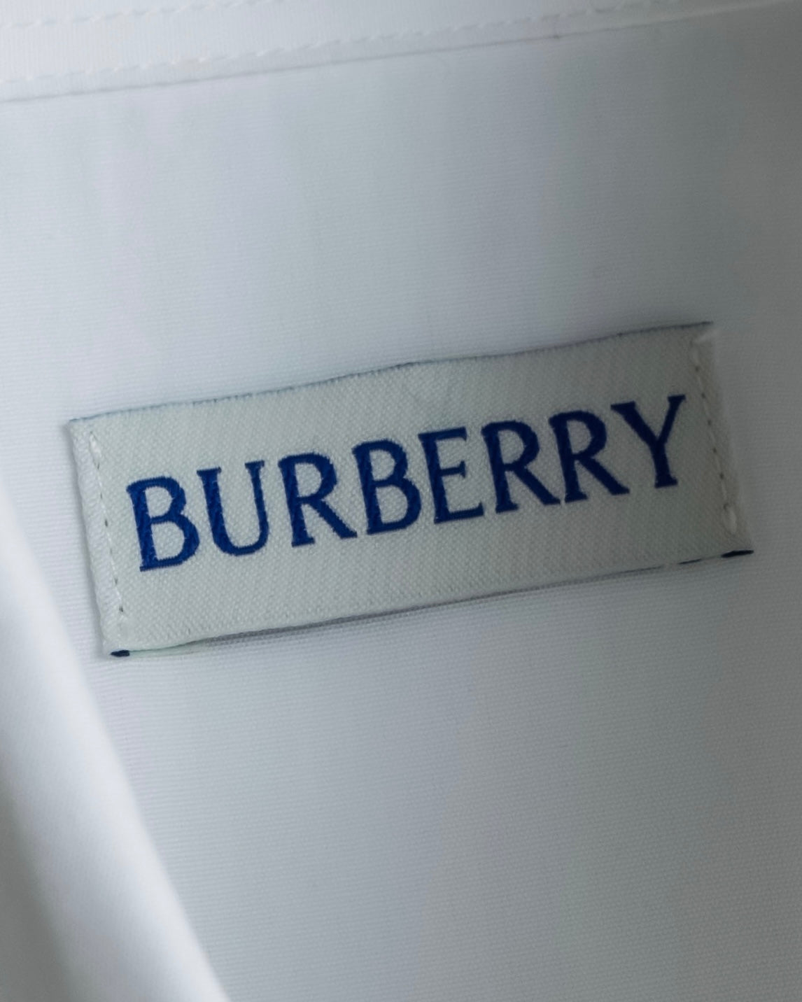 "BURBERRY" Wide collar embroidered emblem white shirt