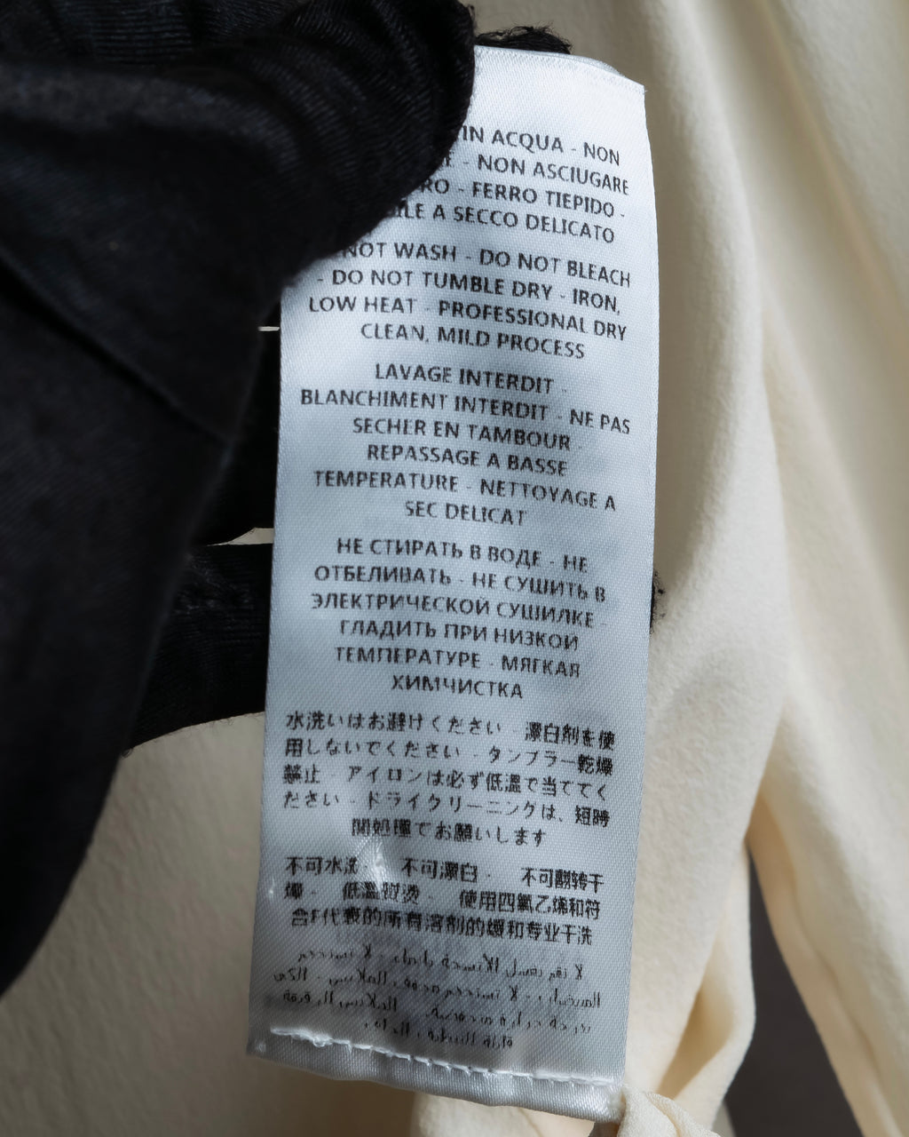 Camisa de seda con bordado en forma de logotipo "Alexandar McQueen" sin cuello