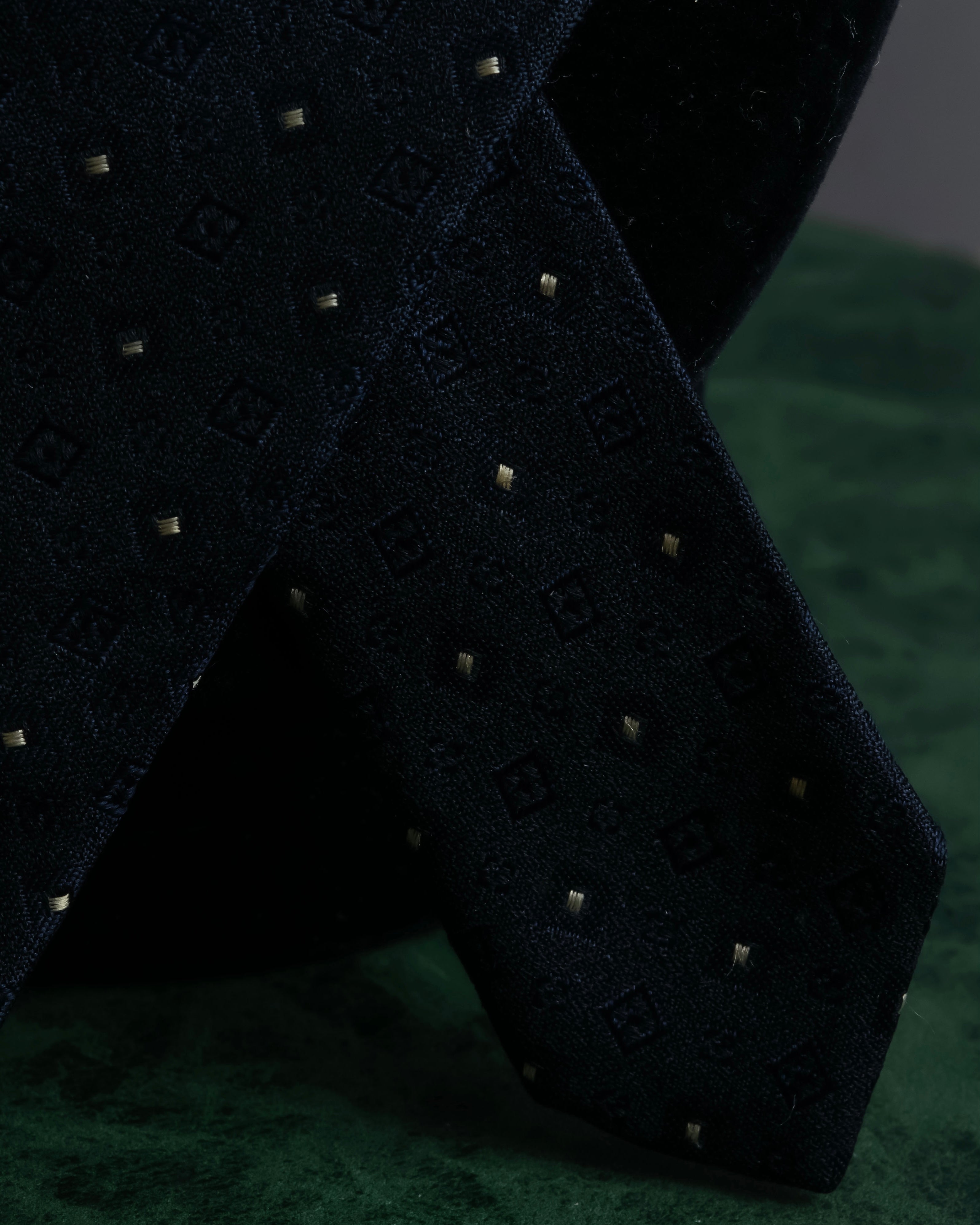 "COMME des GARCONS HOMME"
Square dot jacquard necktie