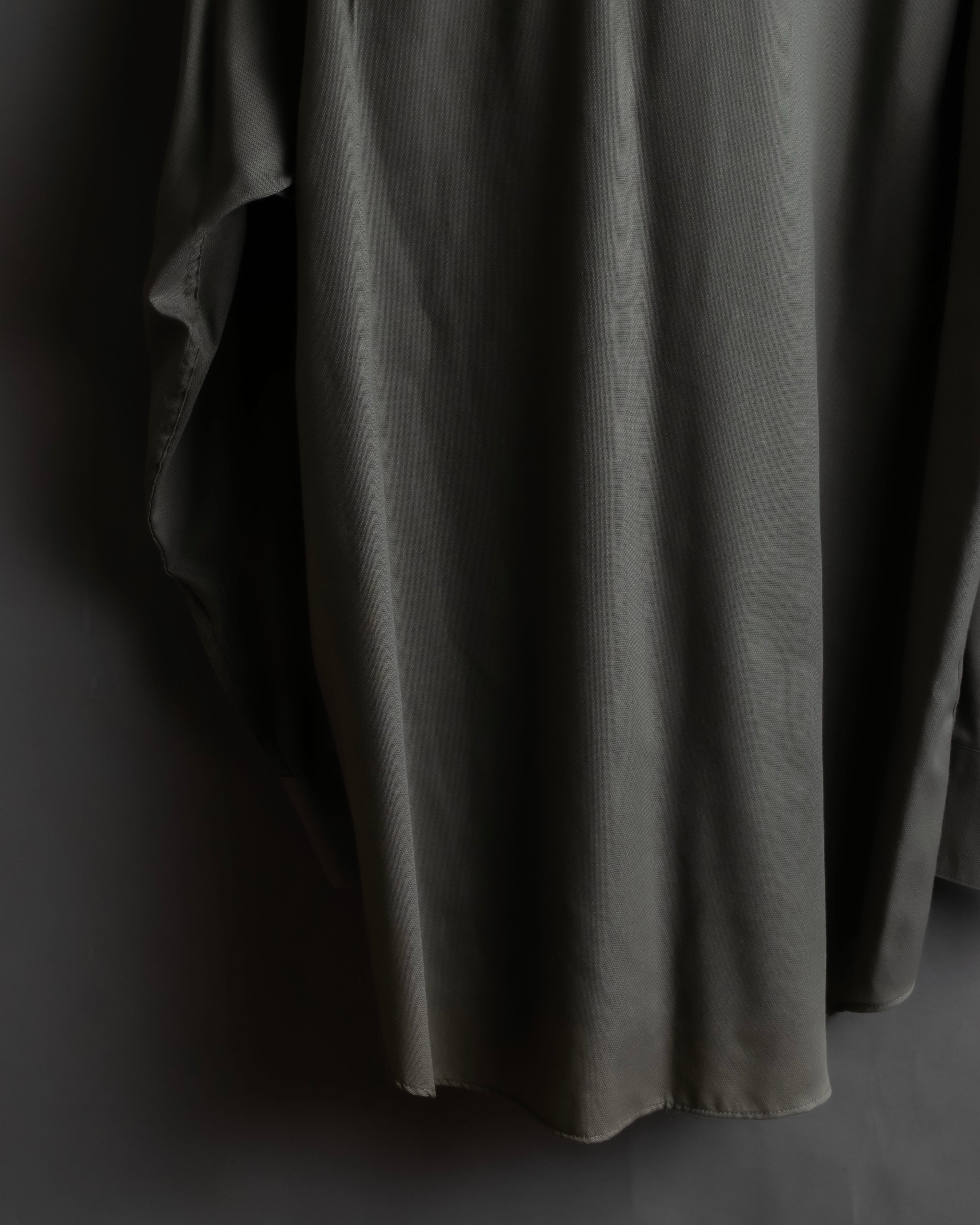 "YVES SAINT LAURENT for men"
Grayish khaki color oversized shirt