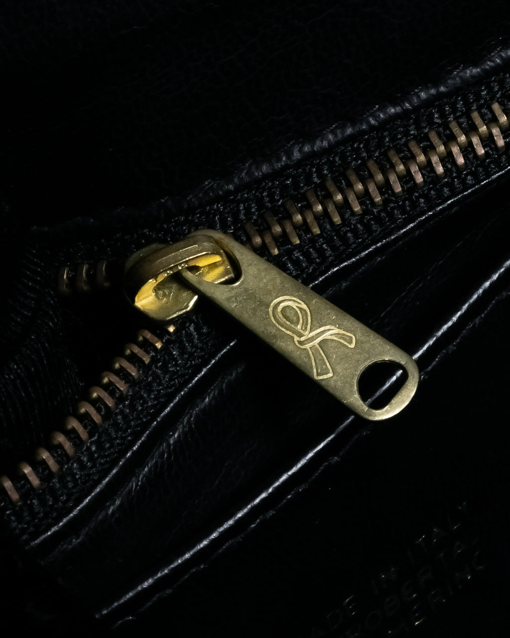 "Roberta Di Camerino" Logo motif charm design modern doctor bag