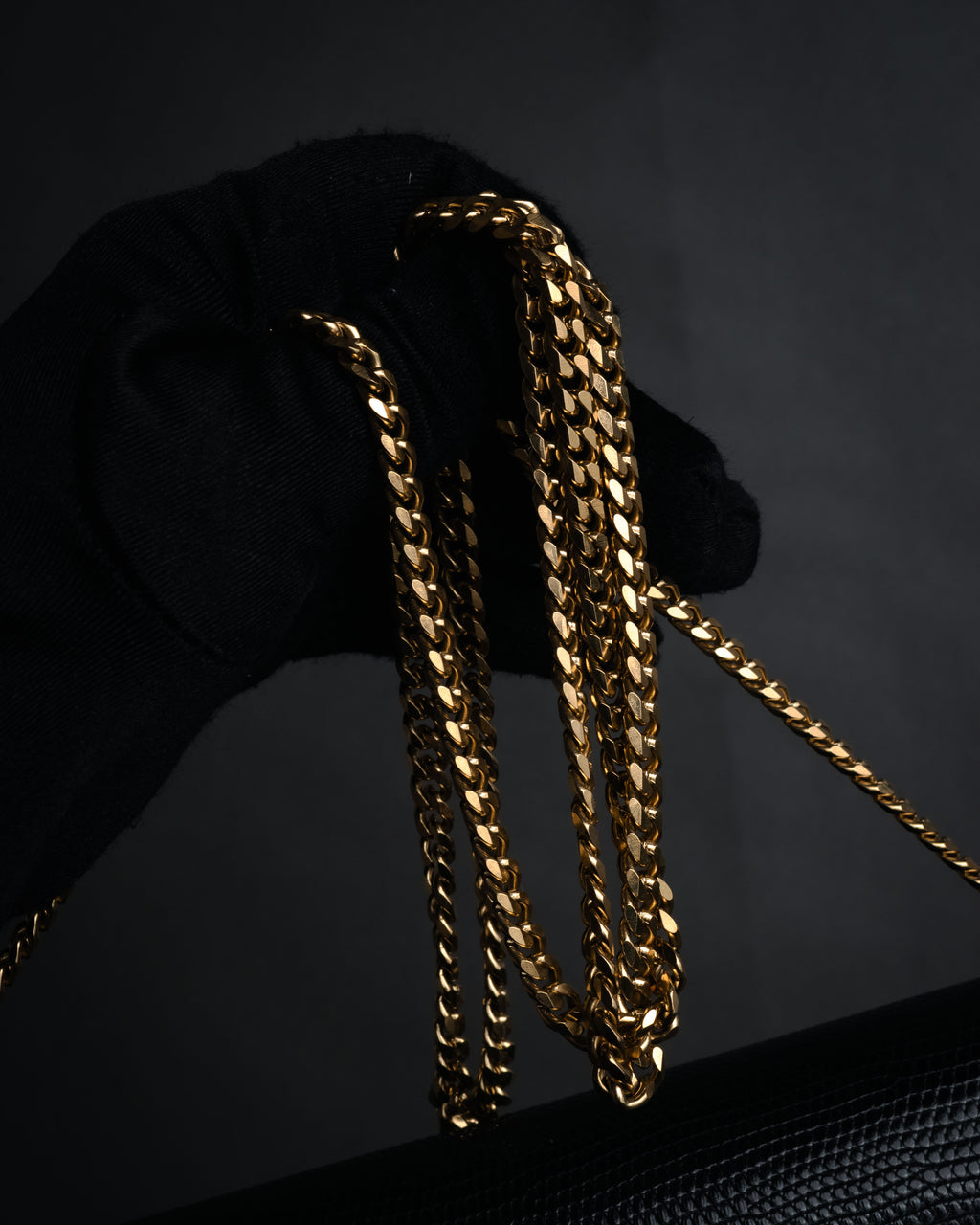 –SPECIAL– “GUCCI” 80’s crest chain shoulder bag