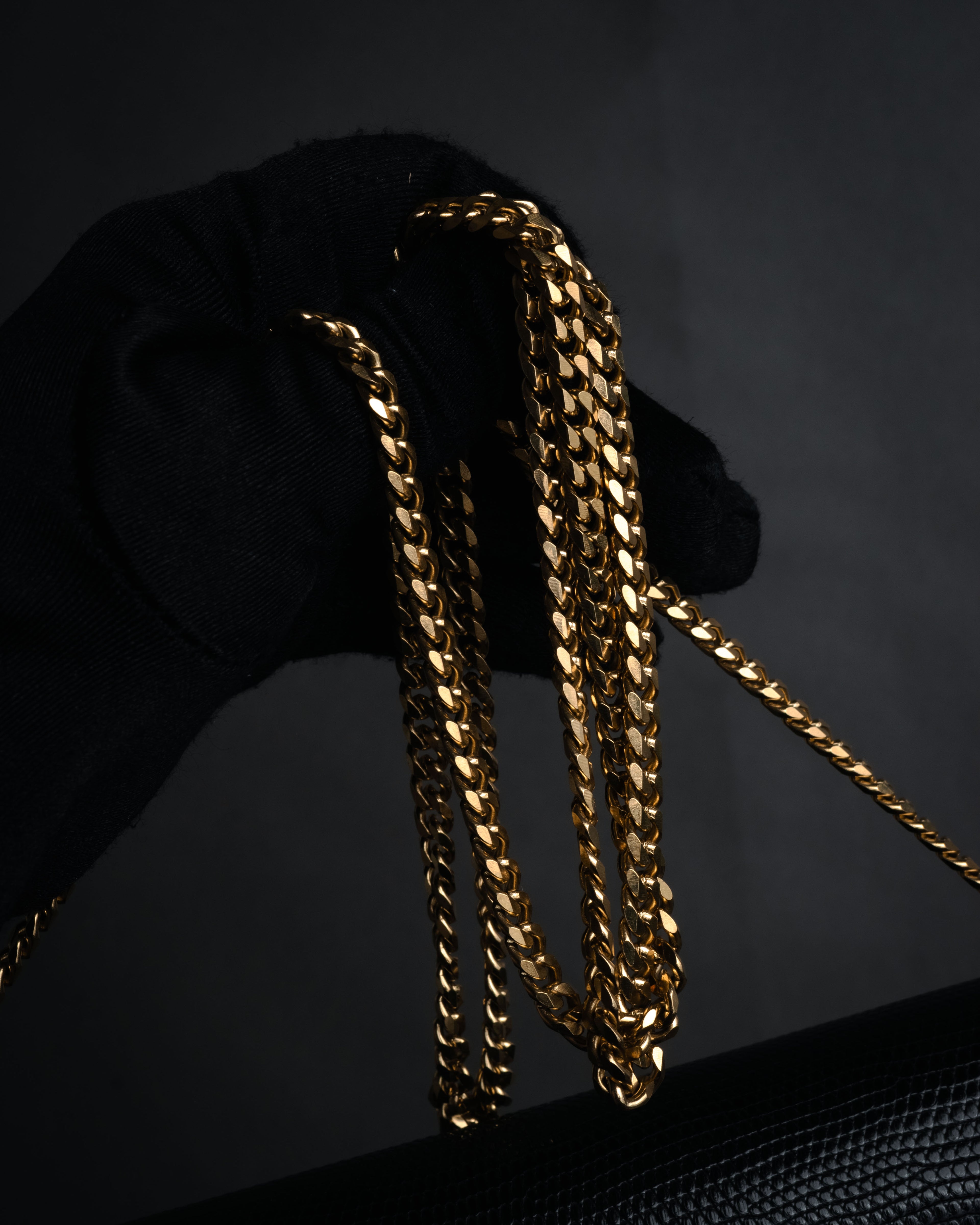 –SPECIAL– “GUCCI” 80’s crest chain shoulder bag