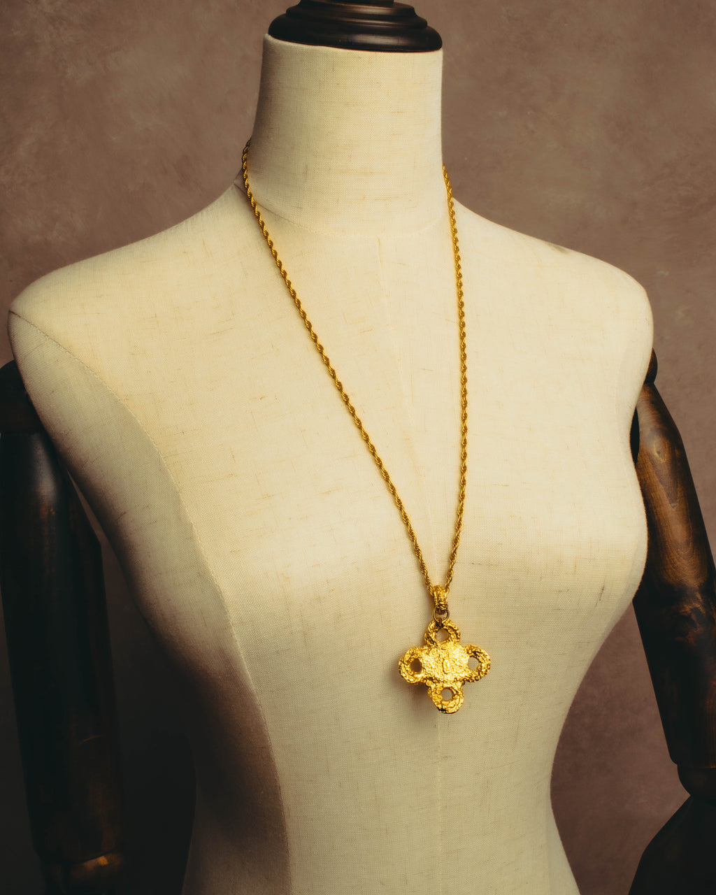 -SPECIAL- "YVES SAINT LAURENT" 80's-90's Baroque pearl textured gold pendant necklace