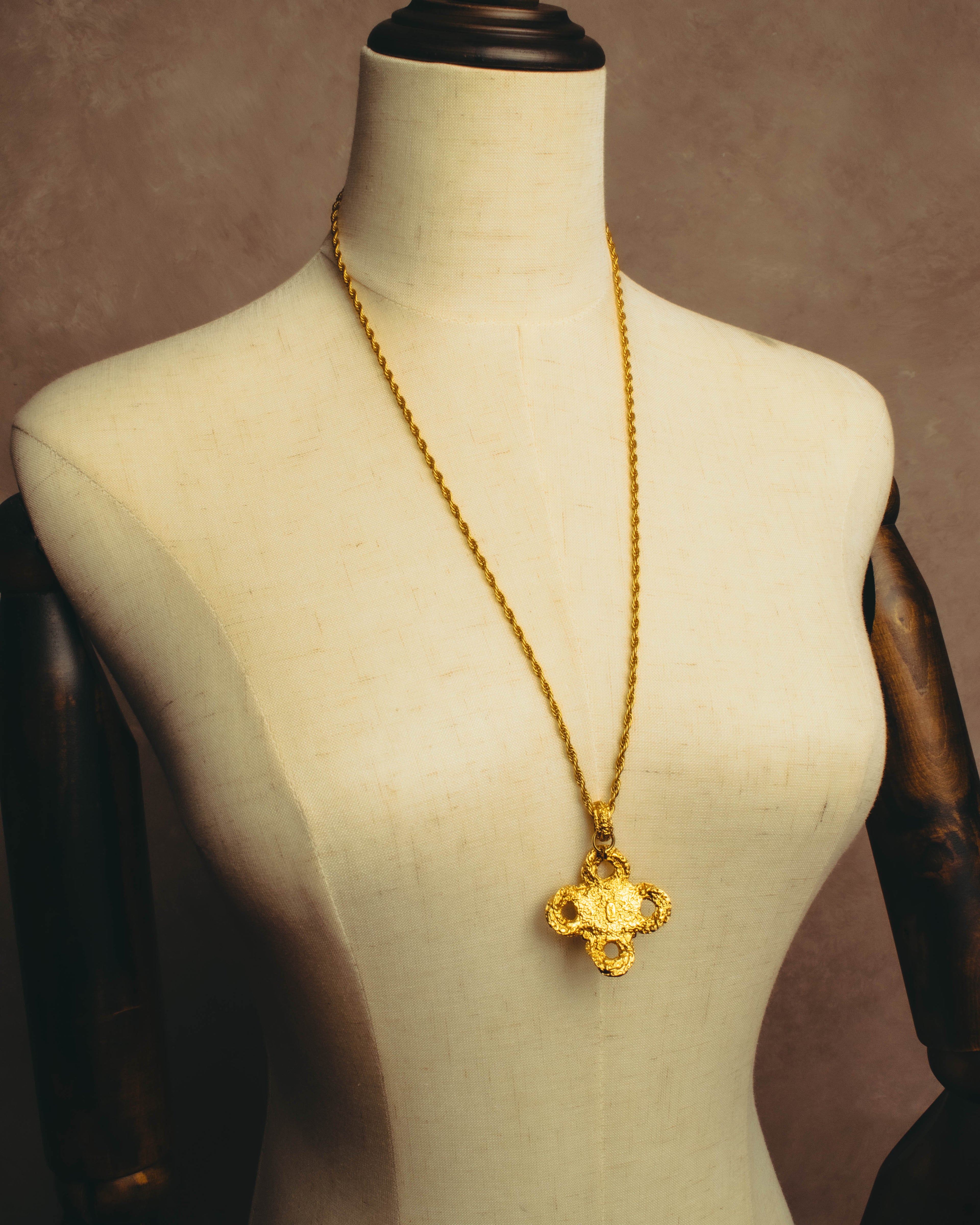 -SPECIAL- "YVES SAINT LAURENT" 80's-90's Baroque pearl textured gold pendant necklace