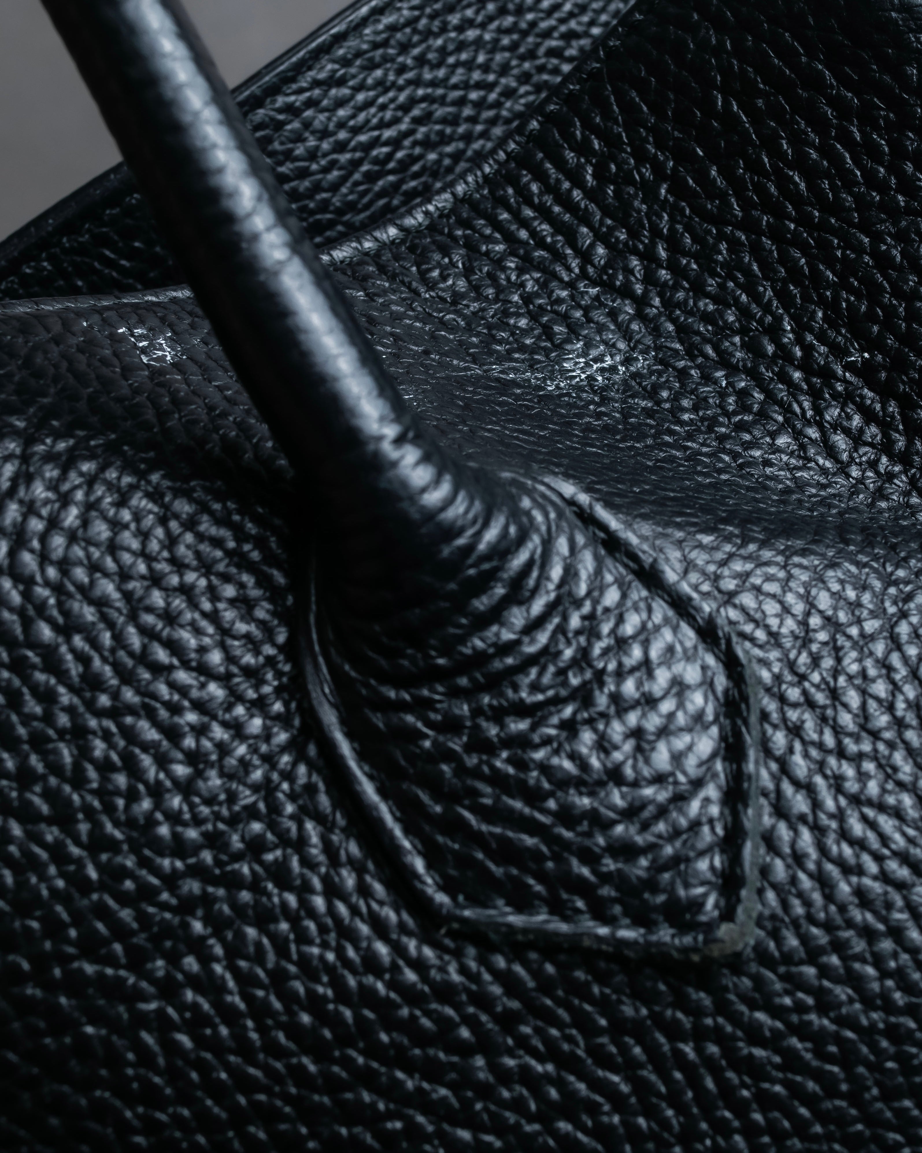 "AULENTTI" Gold closure belt design leather 2-way bag