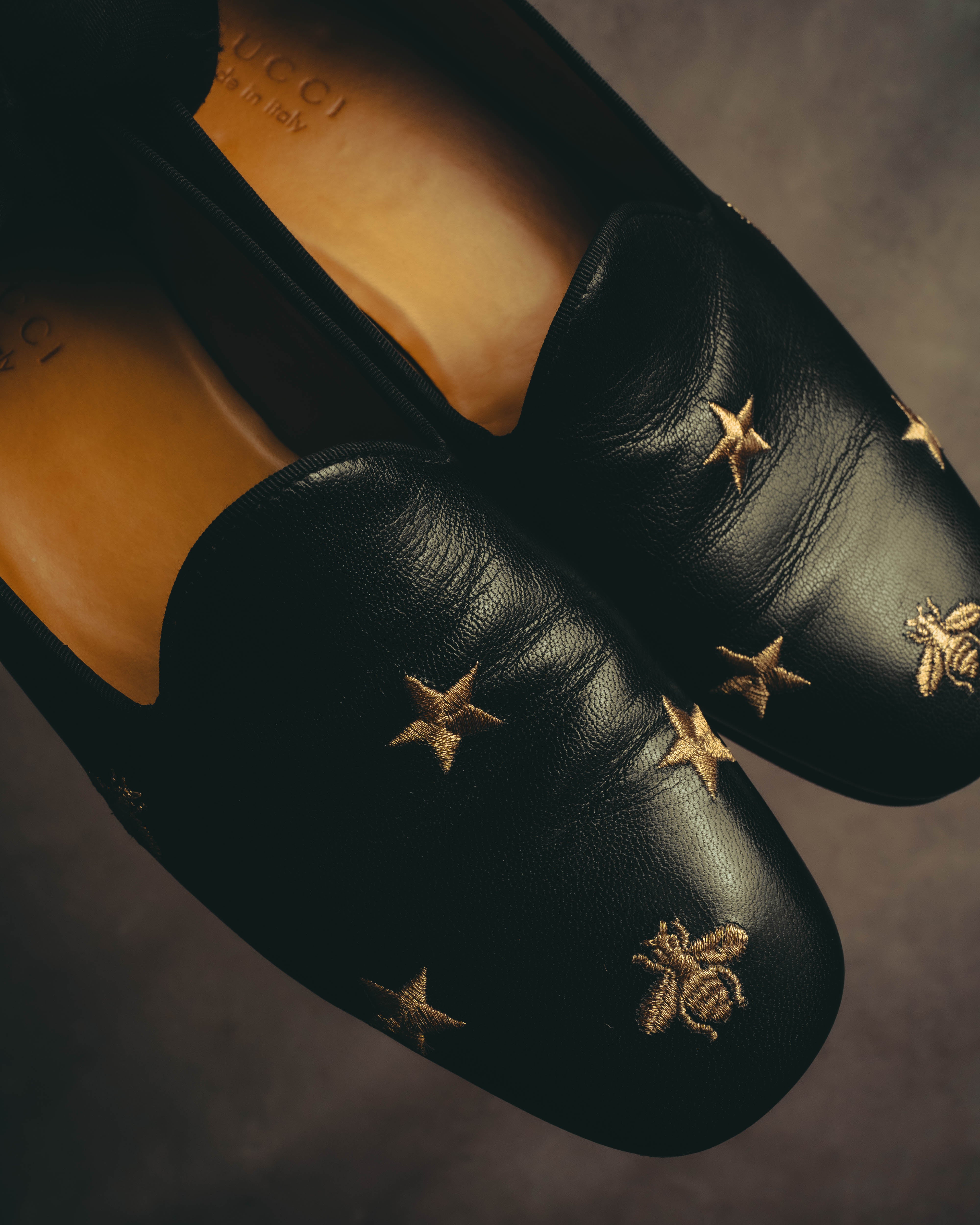 GUCCI (グッチ) - ビー＆スター 刺繍 レザーローファー - ブラック