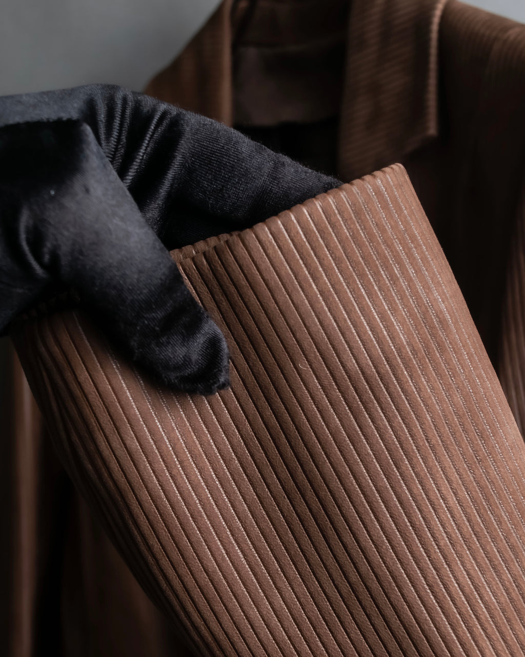 "LOEWE" Three-dimensional ribbed lamb leather set up